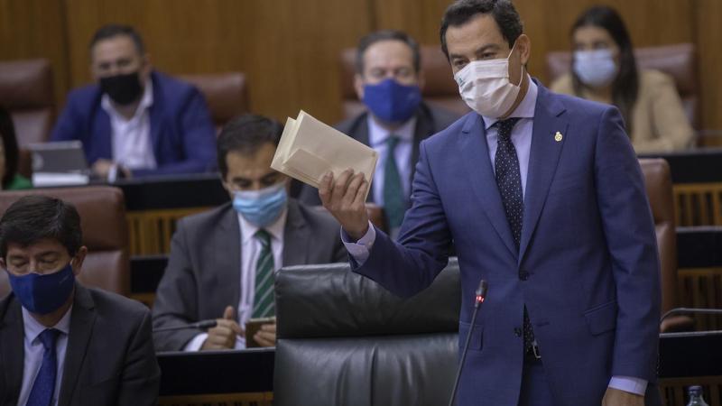 El presidente de la Junta respondiendo a las preguntas en la sesión de control. MARÍA JOSÉ LÓPEZ/EP
