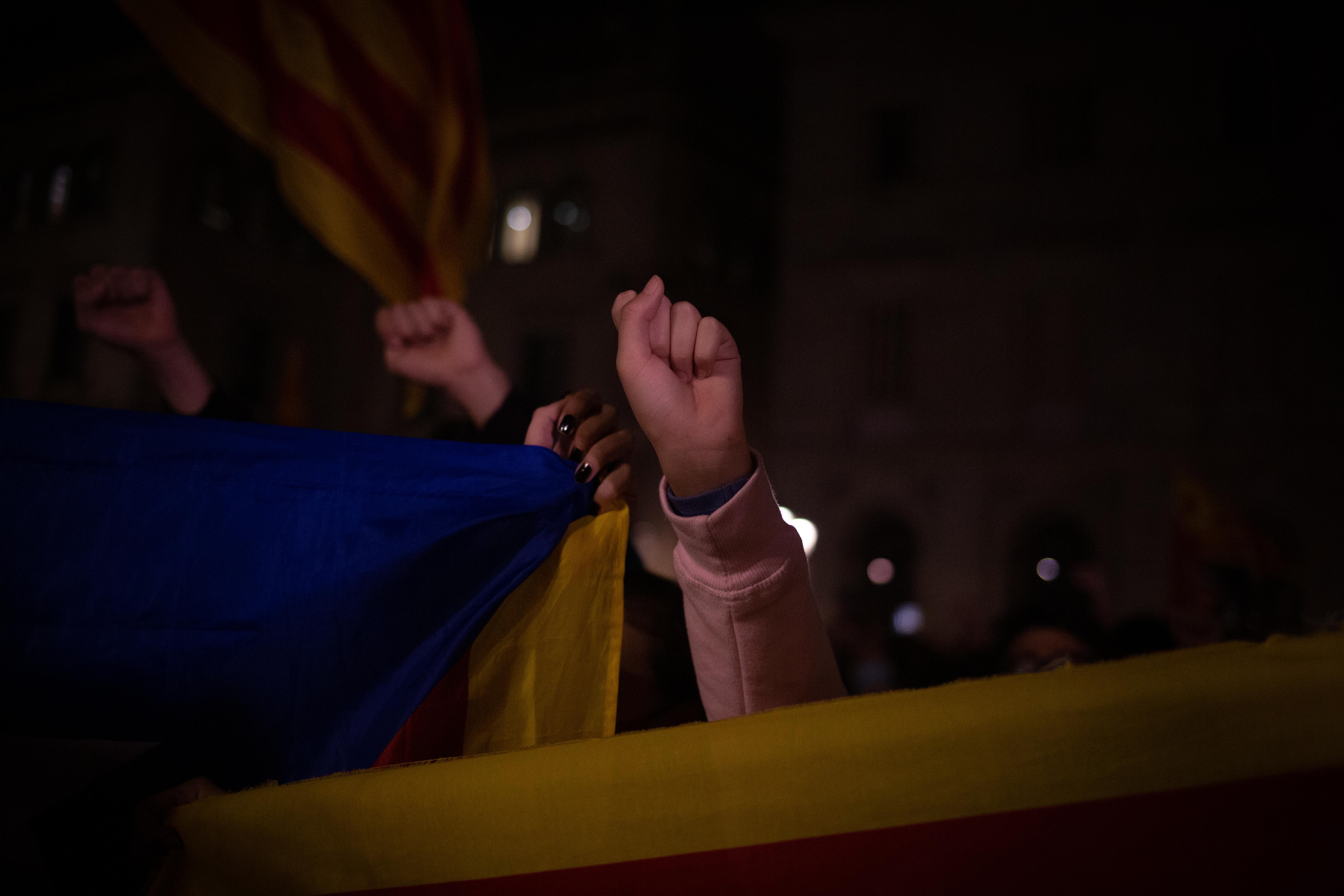 Felipe VI y Sánchez visitan Barcelona con los partidos independentistas y los CDR alentando manifestaciones: "En Cataluña no tenemos rey". EP