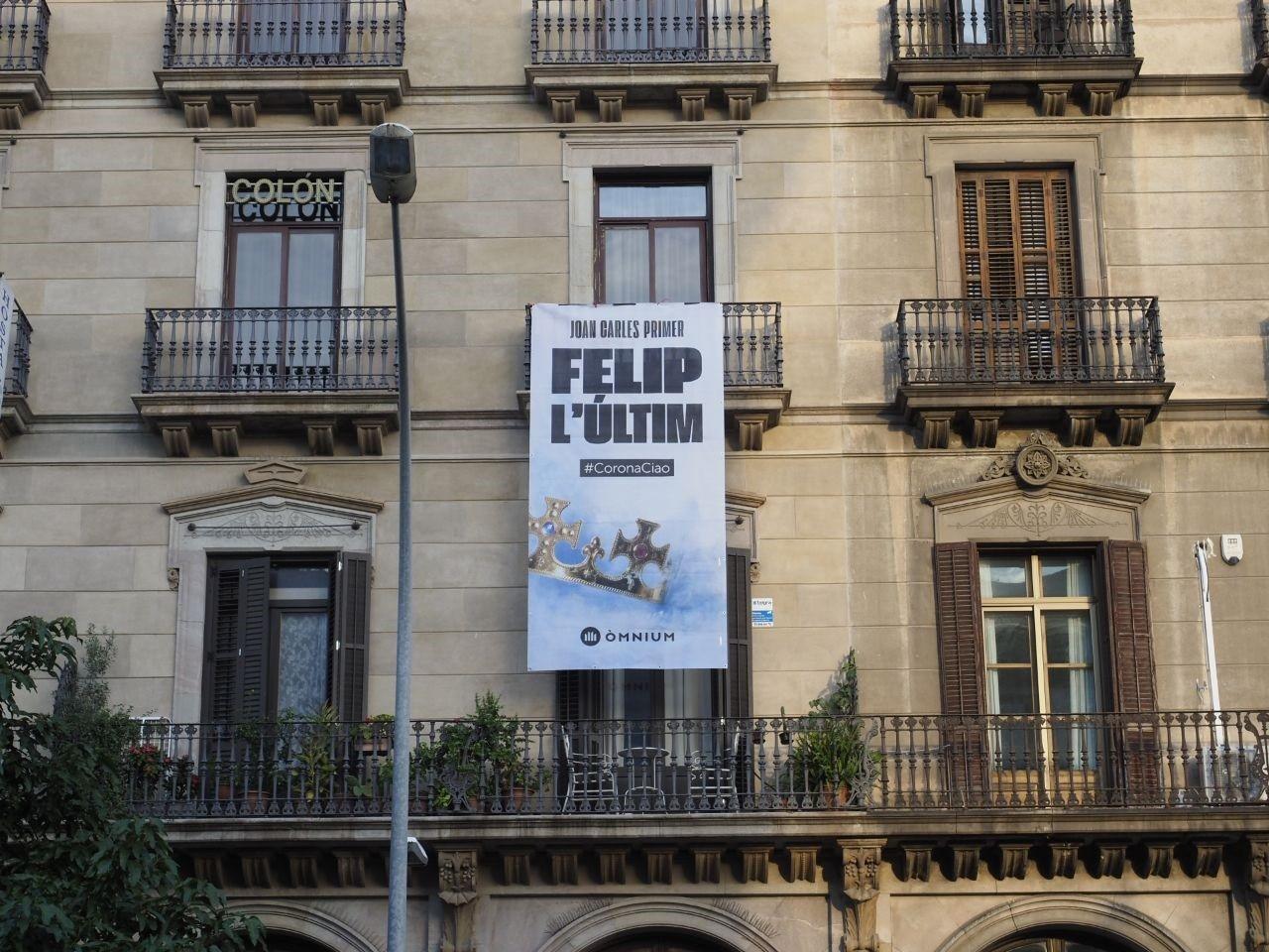Independentistas cuelgan una pancarta contra el Rey en la estación de Francia: "Juan Carlos primero, Felipe el último". Europa Press