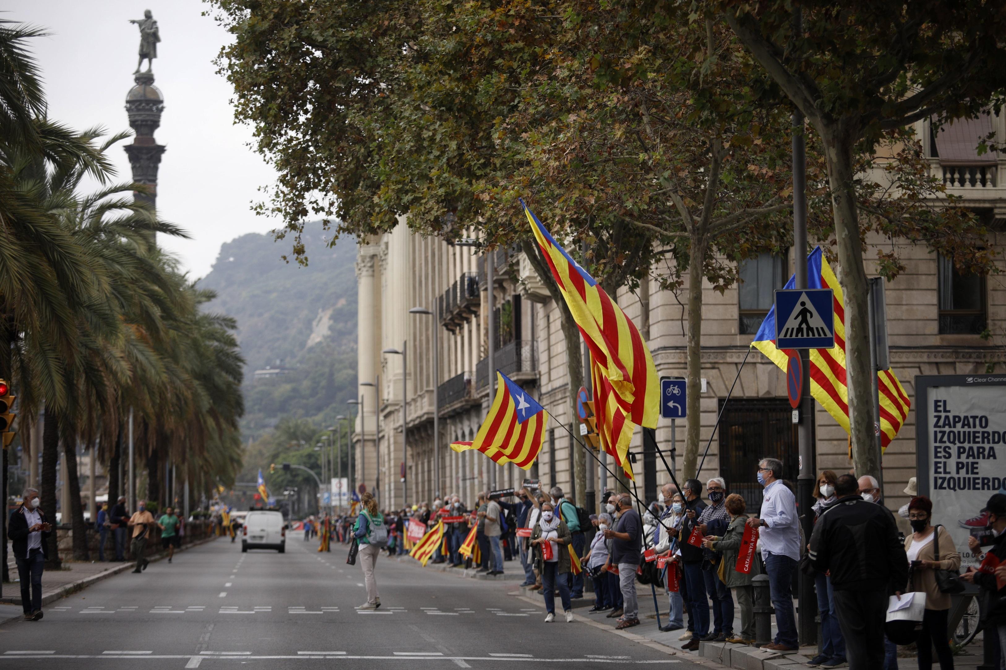Manifestantes independentistas forman una cadena humana en una visita de Felipe VI a Barcelona.