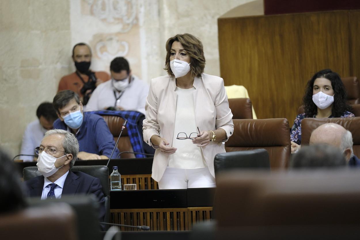 Susana Díaz, en el Parlamento 'intentando' controlar al Gobierno.