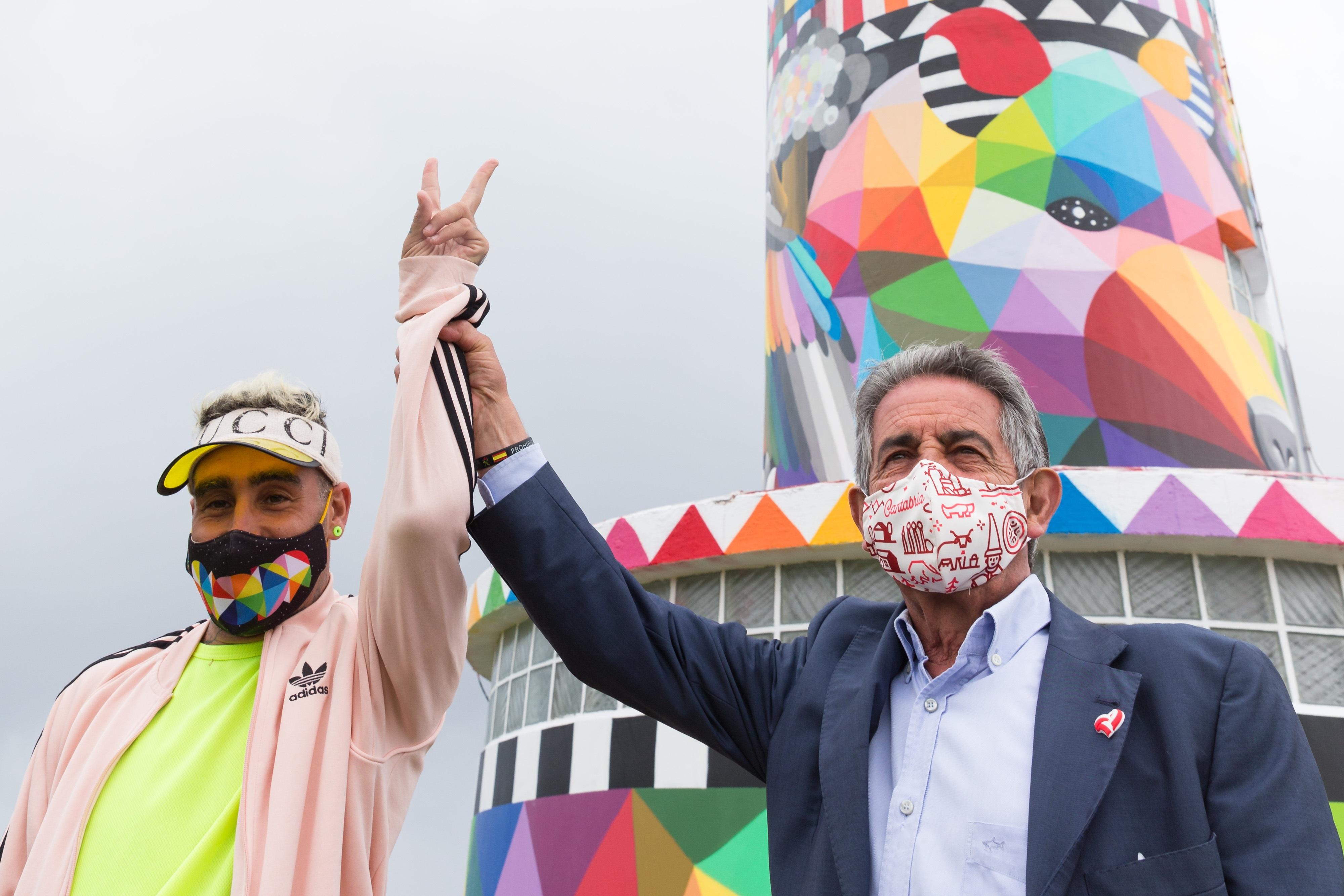 l presidente de Cantabria, Miguel Ángel Revilla (d), y el artista Okuda San Miguel durante la presentación de la transformación del Faro de Ajo