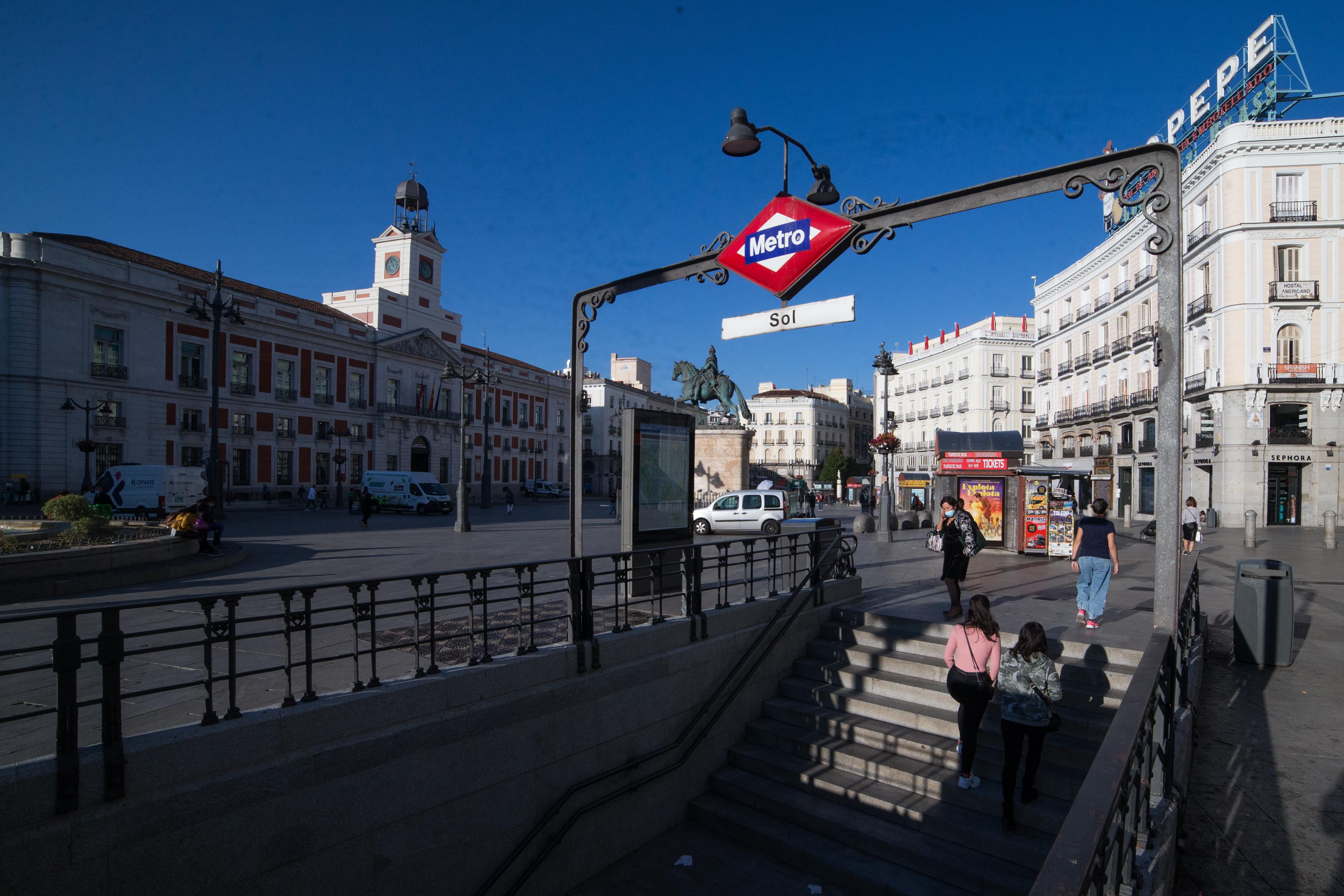 Transeúntes pasean por las inmediaciones del metro de Sol, en Madrid (España), 9 de octubre de 2020.