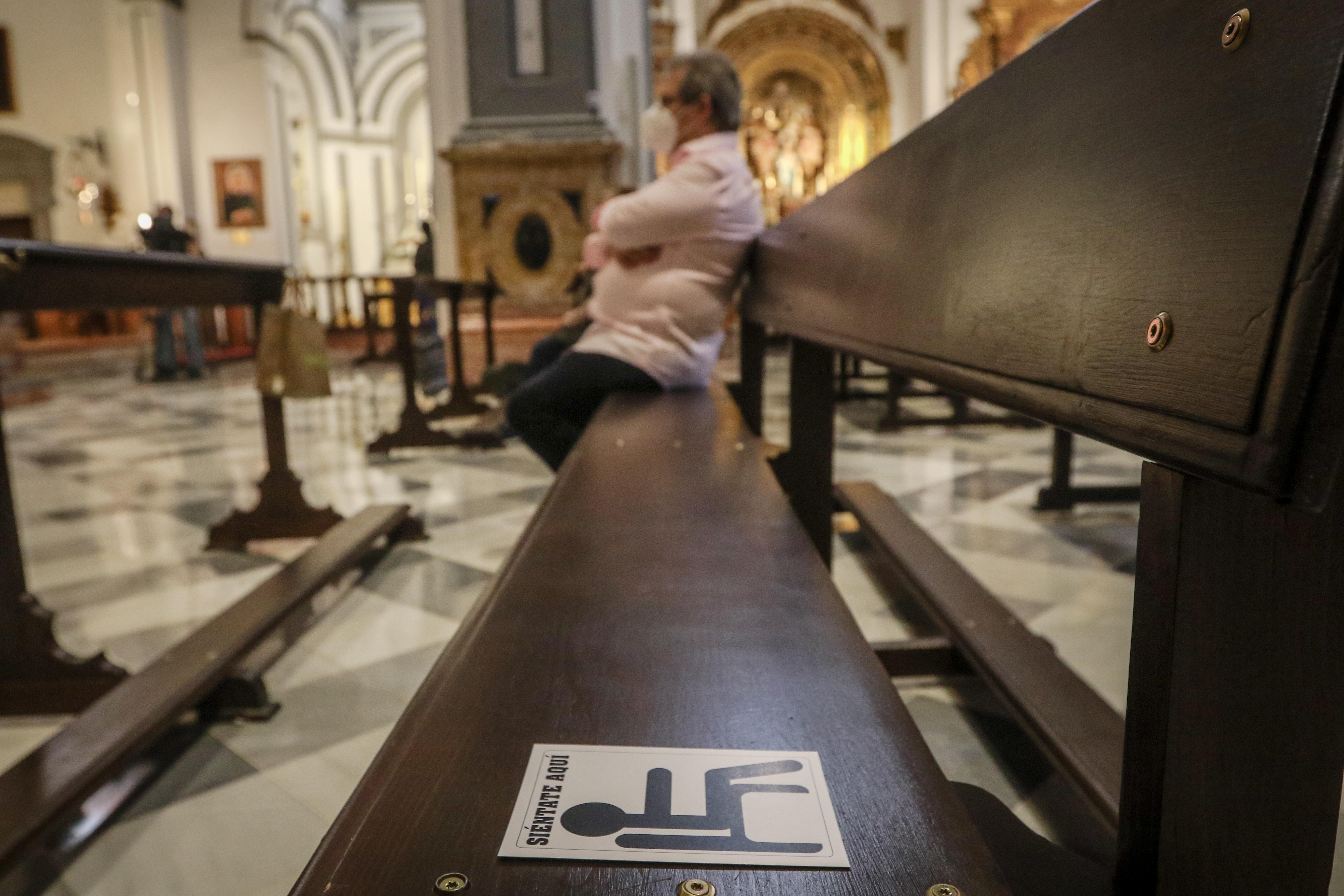 Una persona rezando en una iglesia en Málaga. Fuente: Europa Press.