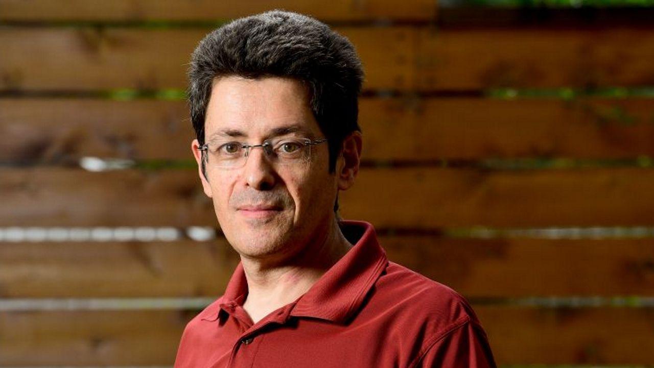 José Luis Jiménez, experto español y químico en la Universidad de Colorado, alerta sobre la transmisión del virus en espacios cerrados.