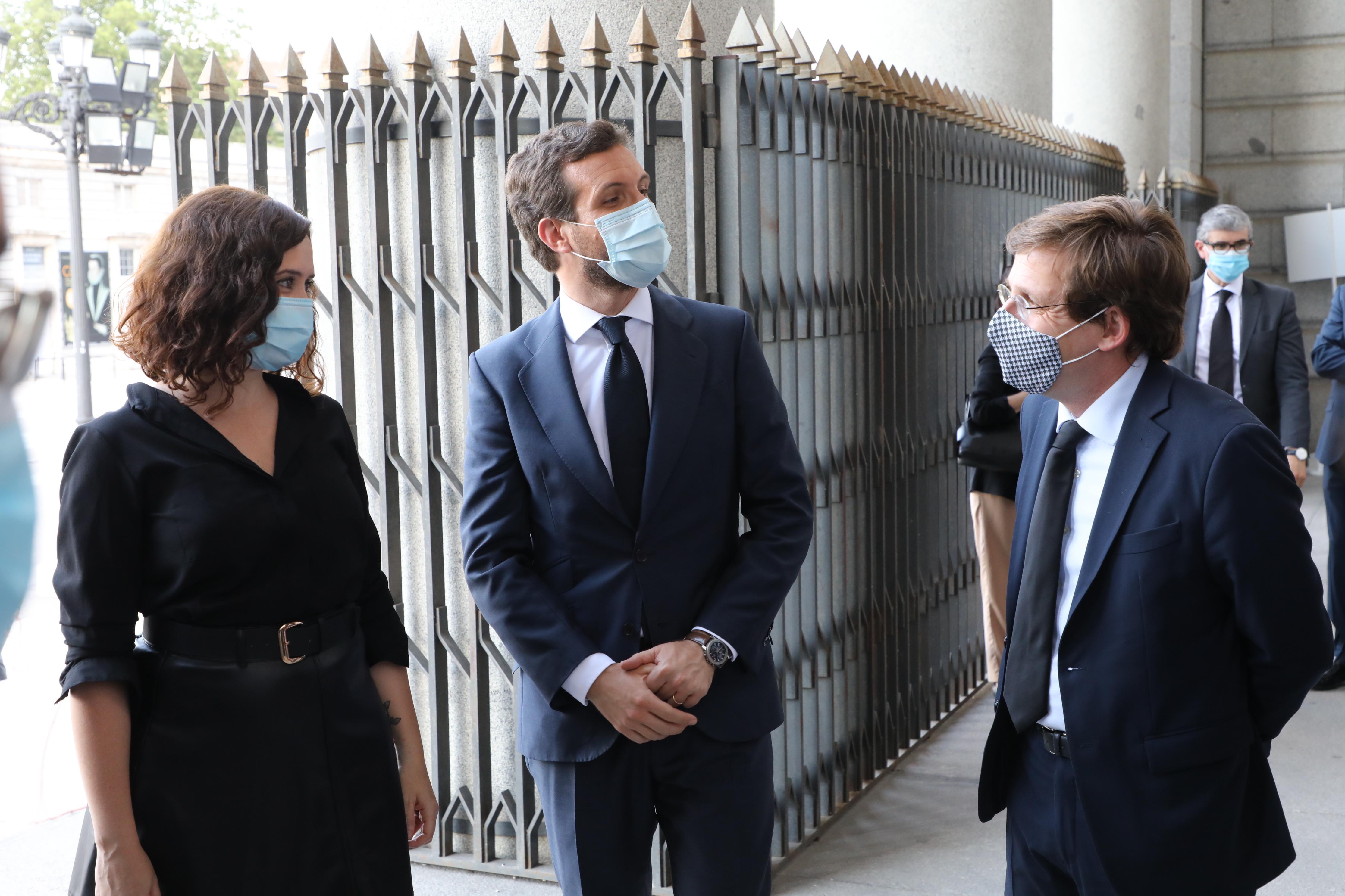 La presidenta de la Comunidad de Madrid, Isabel Díaz Ayuso, el alcalde de Madrid José Luis Martínez Almeida y el presidente del PP Pablo Casado