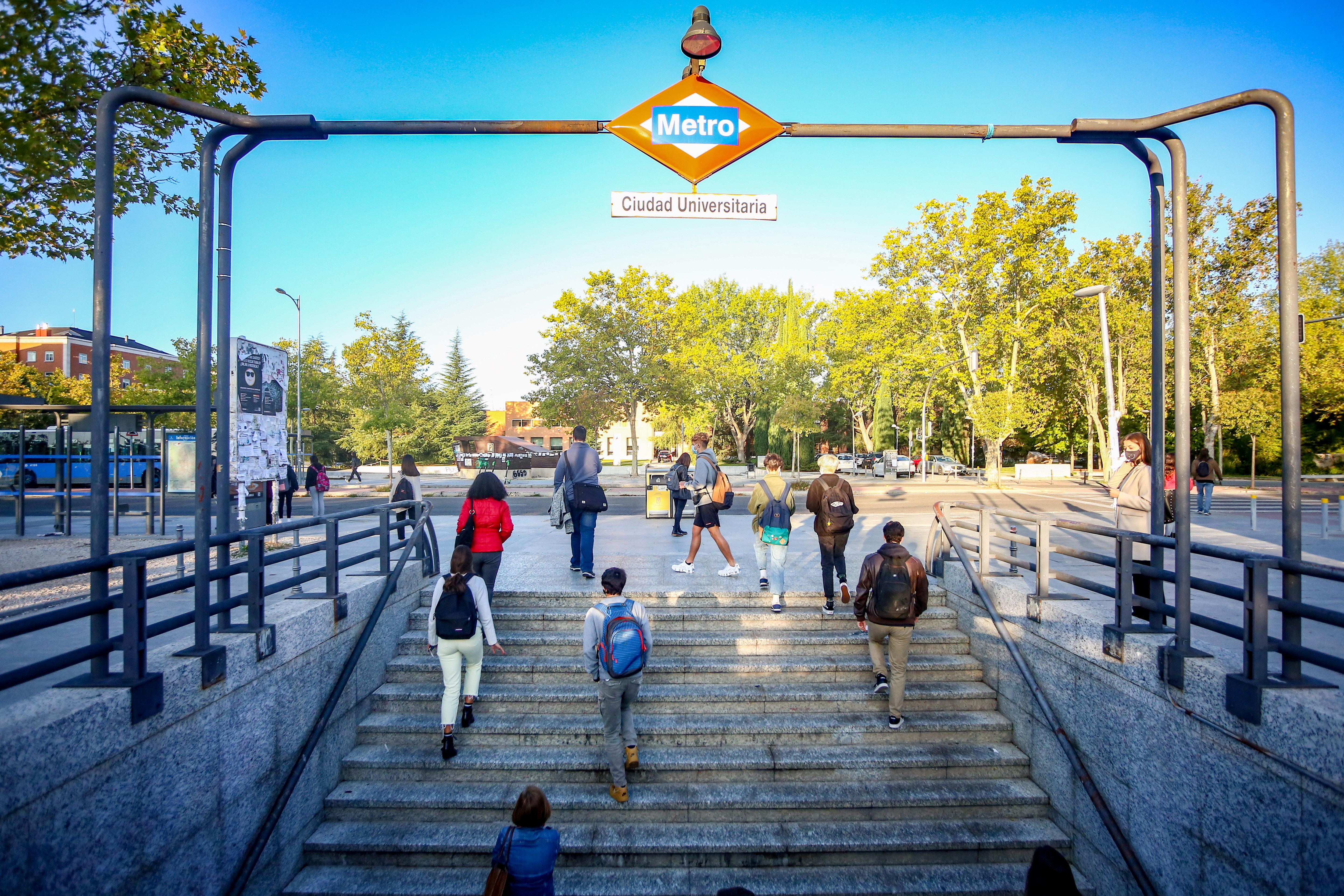 Varios jóvenes salen del Metro de Ciudad Universitaria durante el primer día laborable con restricciones de movilidad en toda la capital de Madrid