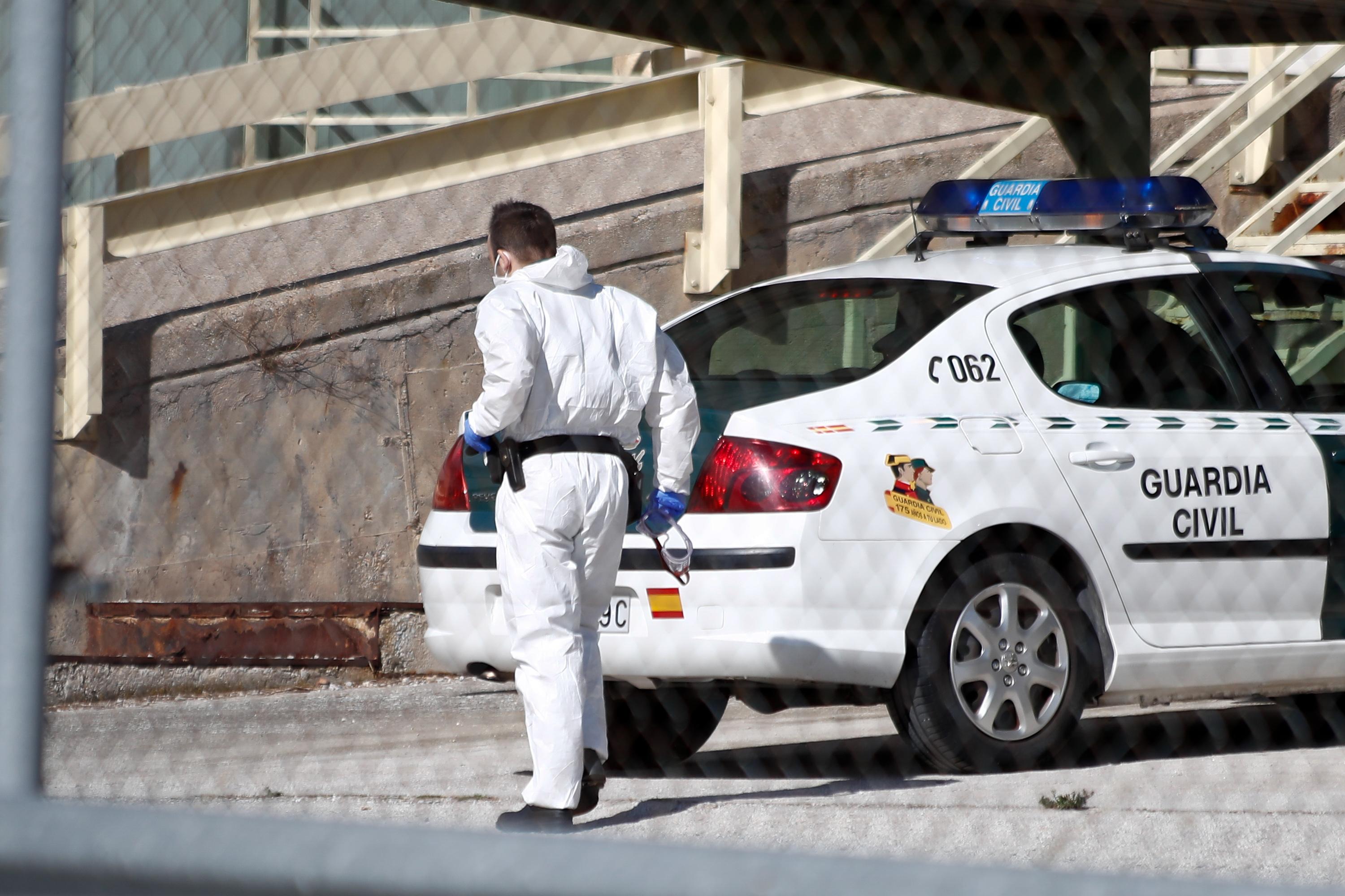Un sanitario con un traje EPI en la entrada de acceso de la cárcel de Soto del Real (Madrid)