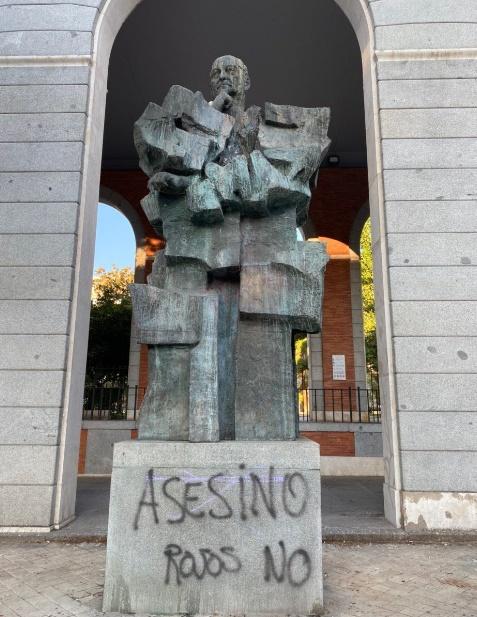 Pintadas en la estatua de Largo Caballero en Nuevos Ministerios