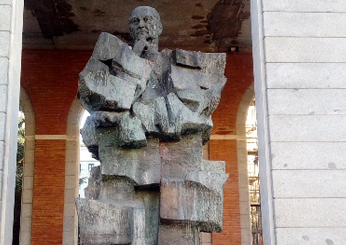 Escultura de Largo Caballero situada en Nuevos Ministerios (Madrid). 