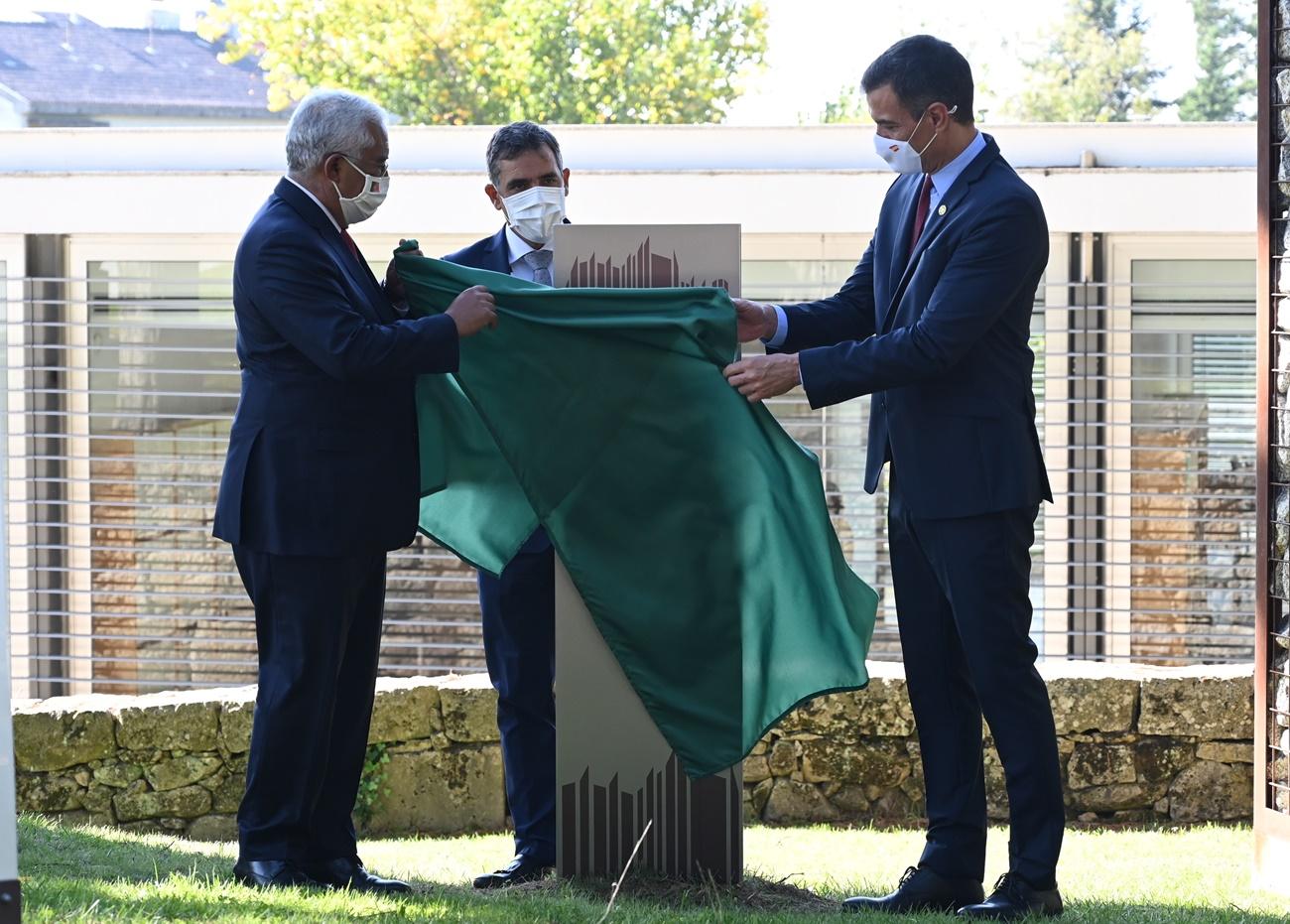 El presidente del Gobierno, Pedro Sánchez, junto al primer ministro de Portugal, Antonio Costa