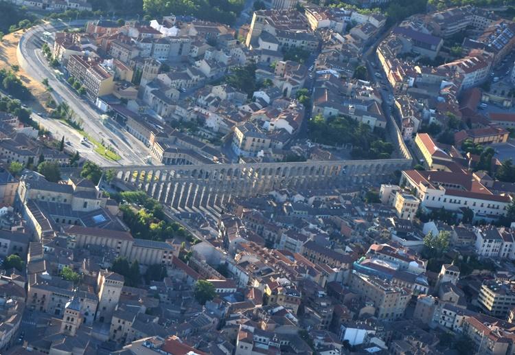 Si los españoles también acabásemos con los símbolos de los que nos oprimieron nos quedaríamos sin el acueducto de Segovia