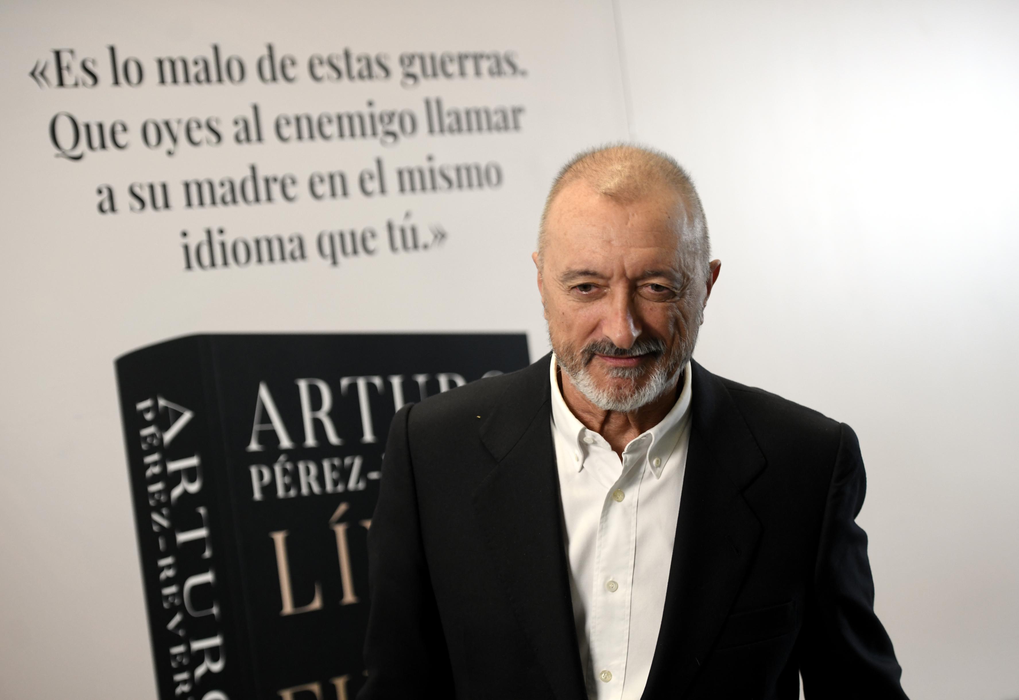 El escritor Arturo Pérez-Reverte durante la presentación de su libro 'Línea de fuego' en el Hotel Westin Palace, en Madrid (España)