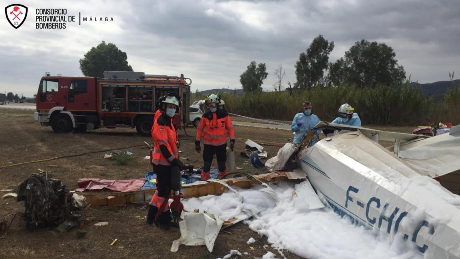 Bomberos del CPB realiza tareas de rescate de dos personas tras estrellarse una avioneta en Vélez-Málaga. Fuente: EP.