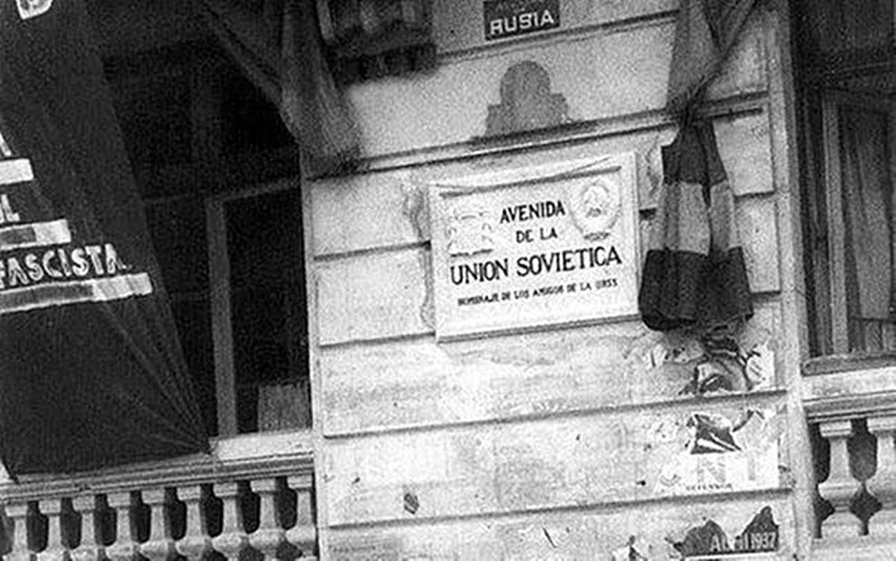 La Gran Vía de Madrid cuando se llamaba Avenida de la Unión Soviética. 