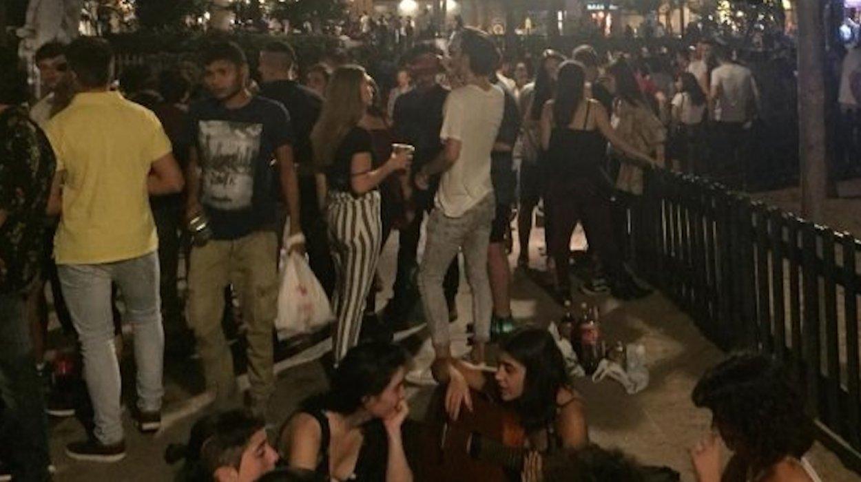 Uno de los botellones del sábado en Granada cuyas imágenes se difundieron por redes sociales.