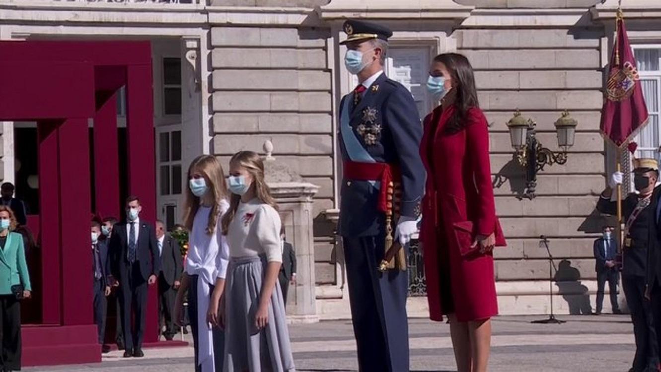 Los reyes y sus hijas en el acto militar del 12 de octubre. Twitter