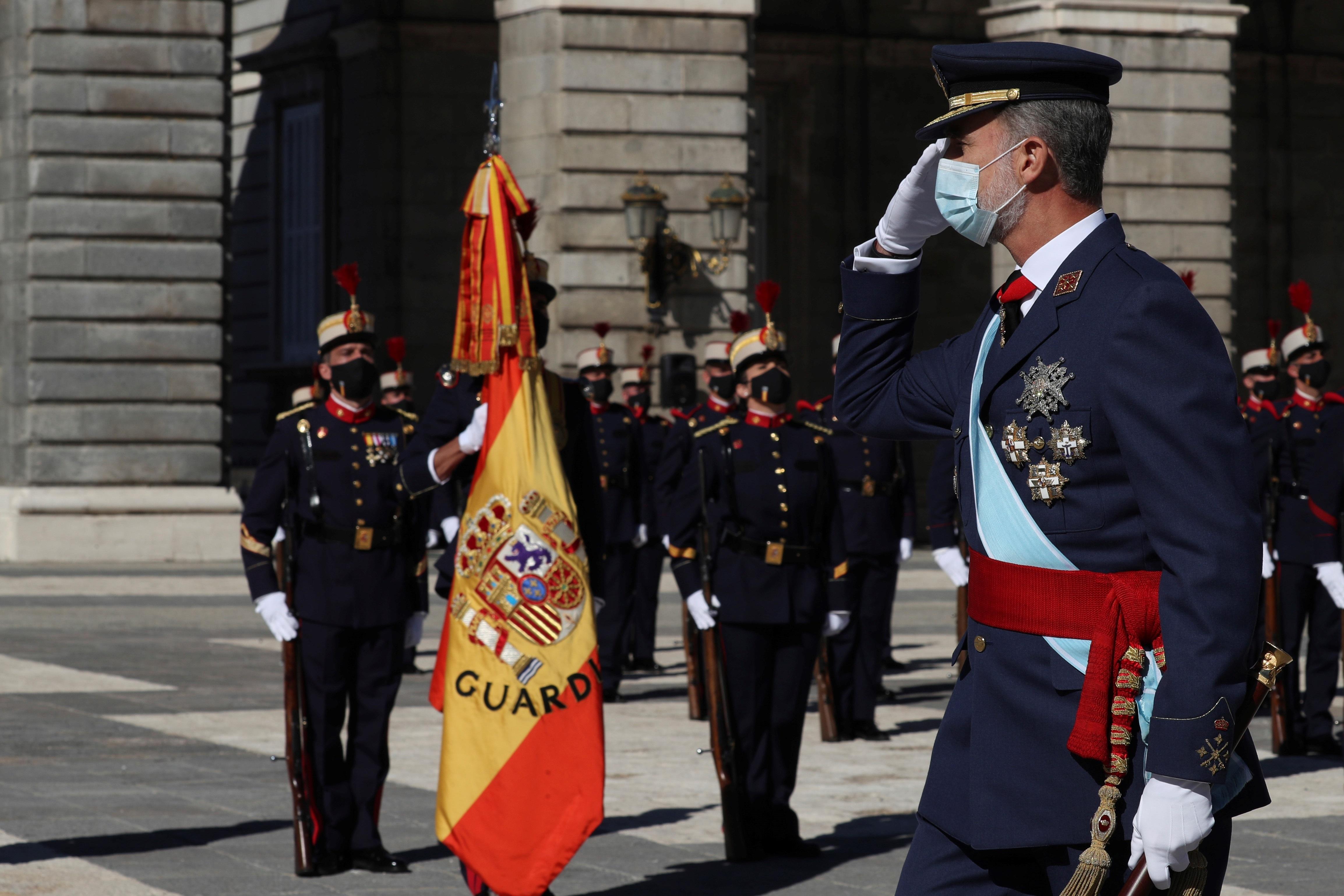 El Rey Felipe VI saluda a las tropas a su llegada al acto del Día de la Fiesta Nacional. Fuente: Europa Press.