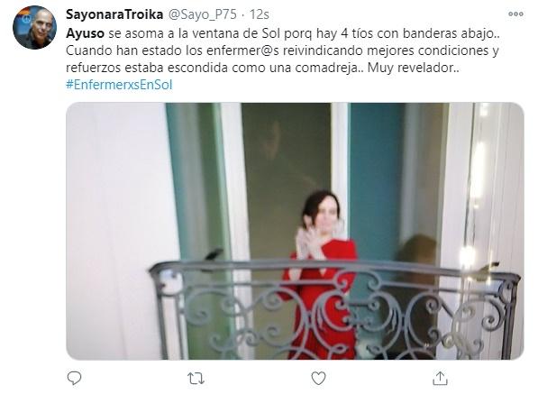 Ayuso saluda desde la ventana de su despacho Ayuso saluda desde la ventana de su despacho