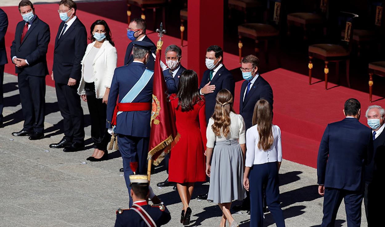 El presidente andaluz, saludando hoy al rey en los actos del 12 de Octubre.