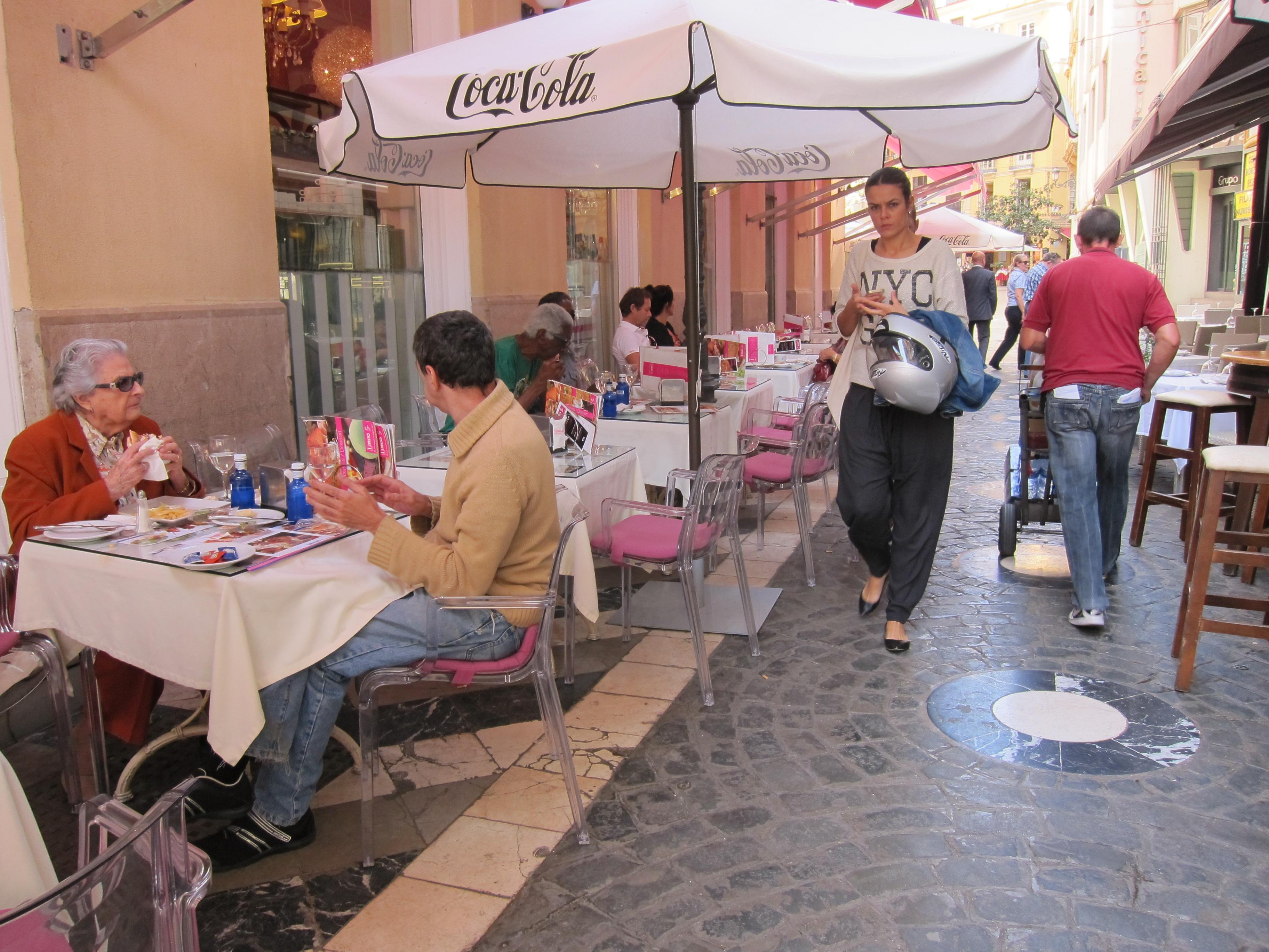 Varias personas comen en una terraza, en Málaga. Fuente: Europa Press.