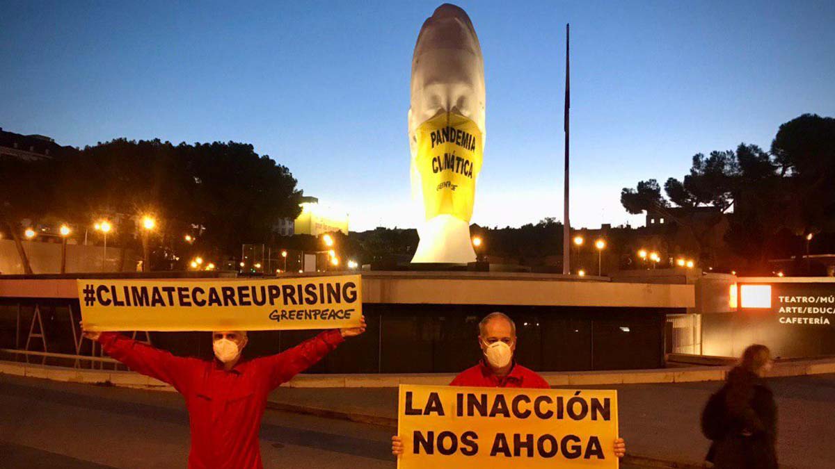 Activistas de Greenpeace colocan mascarilla gigante en la Plaza de Colón de Madrid. EP