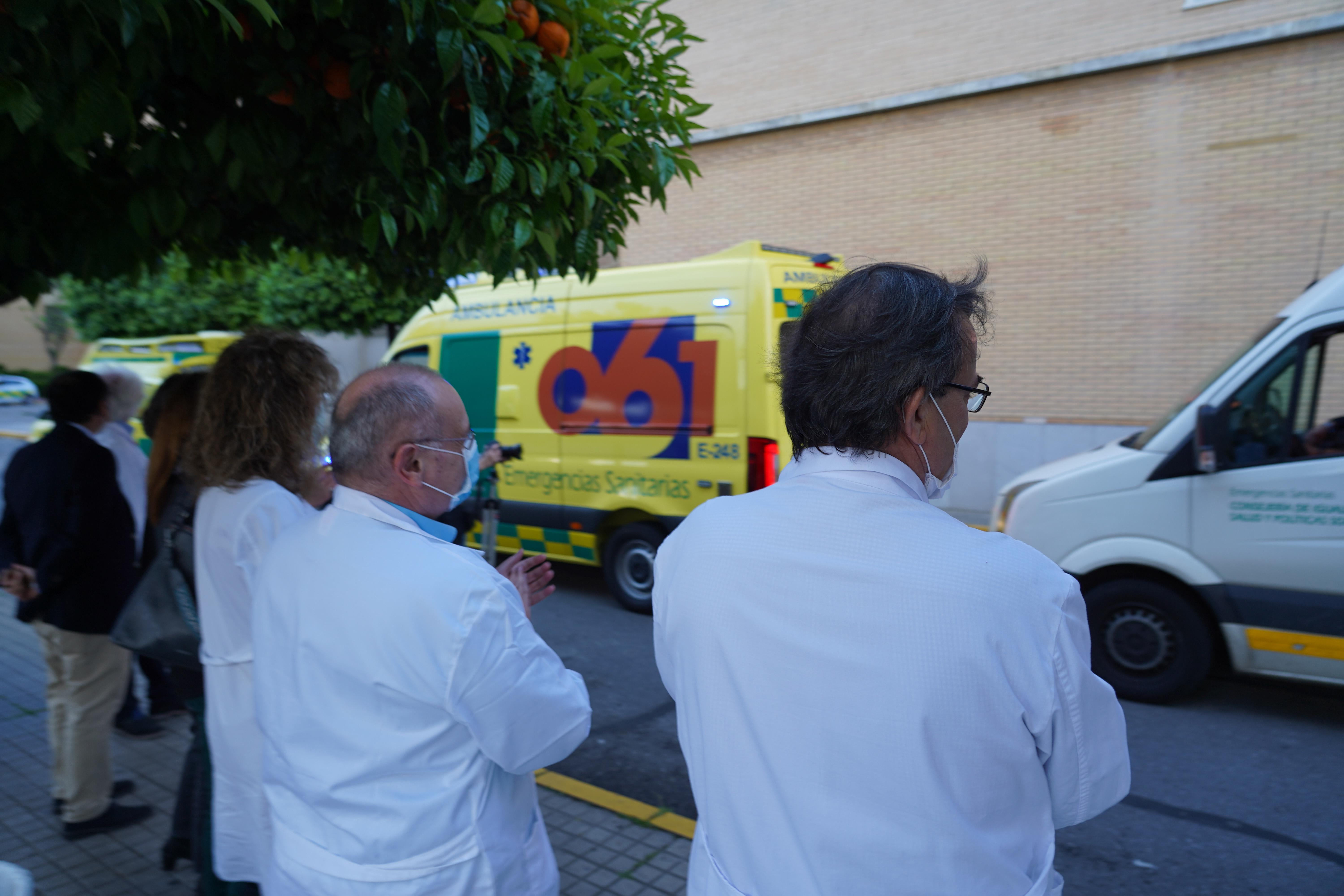 El Gerente del Servicio Andaluz de Salud, Miguel Ángel Guzmán (2d) con el Gerente del Hospital Virgen del Rocío, Manuel Molina (1d), agradecen a los profesionales del transporte sanitario de Sevilla el homenaje en el Hospital Virgen del Rocío