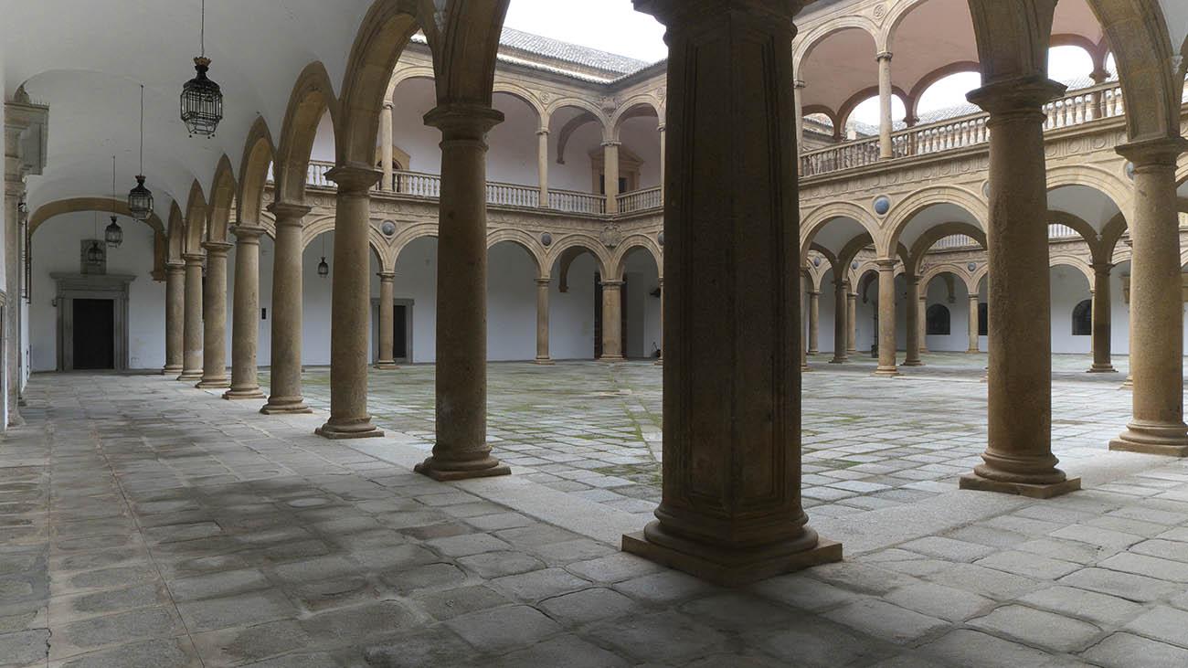 Patio del hospital San Juan Bautista en Toledo