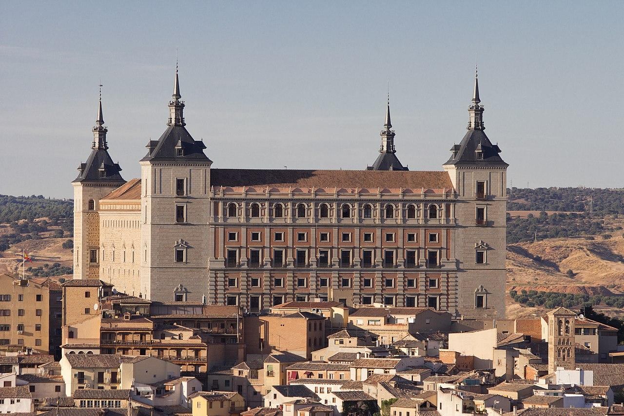 Alonso de Covarrubias se encargó, por mandato de Carlos V, de la reconstrucción del Alcázar de Toledo y lo convirtió en un palacio renacentista