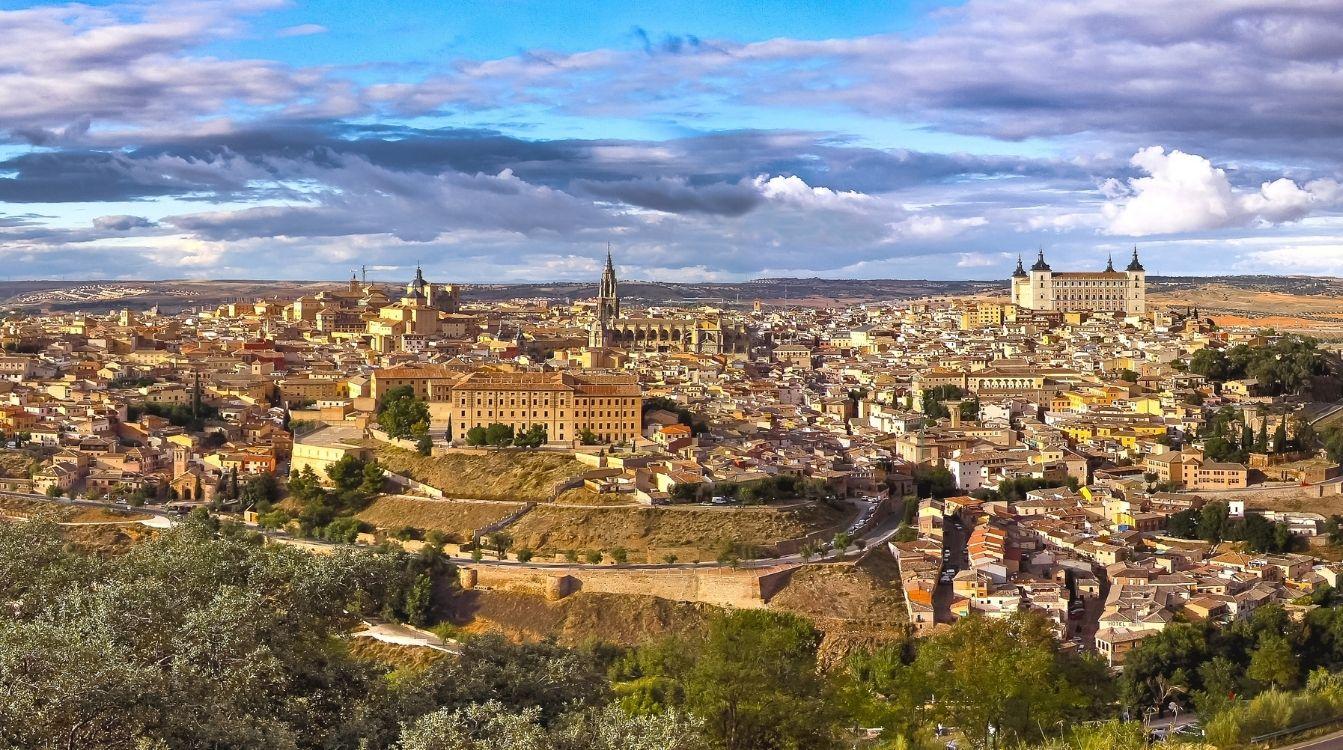 Alonso de Covarrubias desarrolló gran parte de su labor arquitectónica y artística en Toledo, donde reconstruyó el Alcázar y dejó su huella en la Catedral Primada