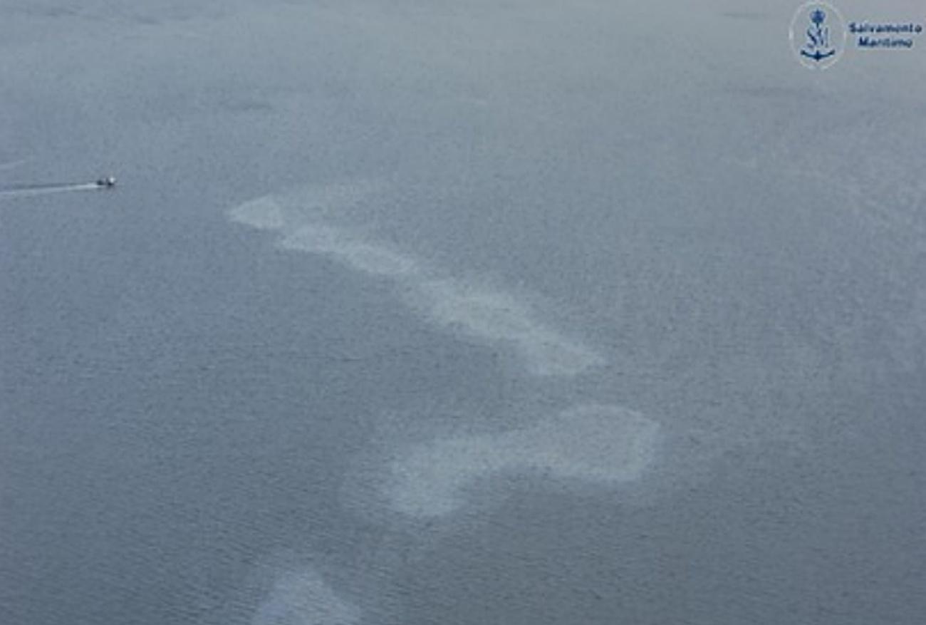 Imagen de la mancha de fuel detectada en las inmediaciones de la ría de Arousa (Foto: Salvamento Marítimo).