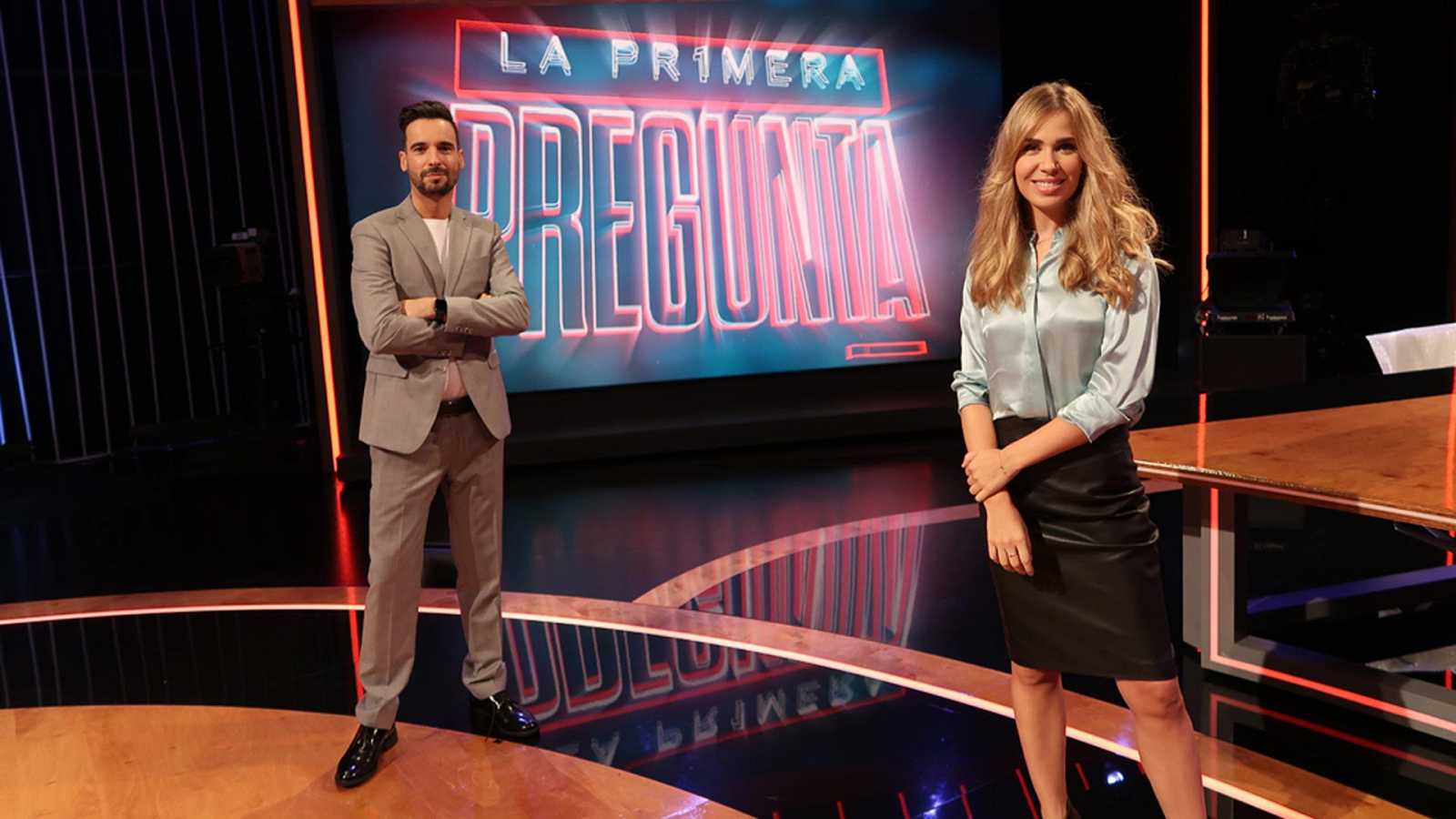 Los presentadores del programa La primera pregunta, de TVE