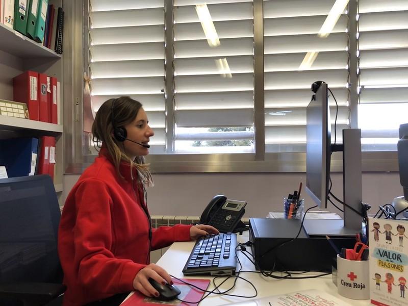 Júlia, técnica de empleo de Cruz Roja Lleida, en una sesión de asesoramiento