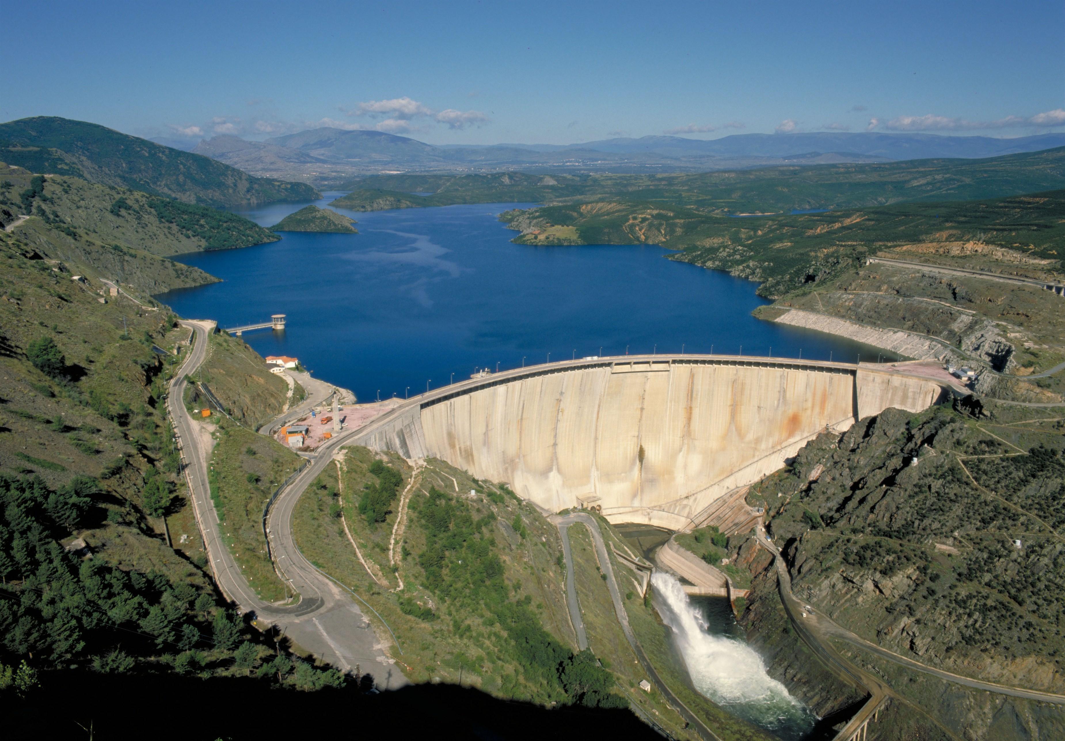 El Canal desembalsando los embalses de El Vado, Pedrezuela, Navalmedio y Navacerrada. EP