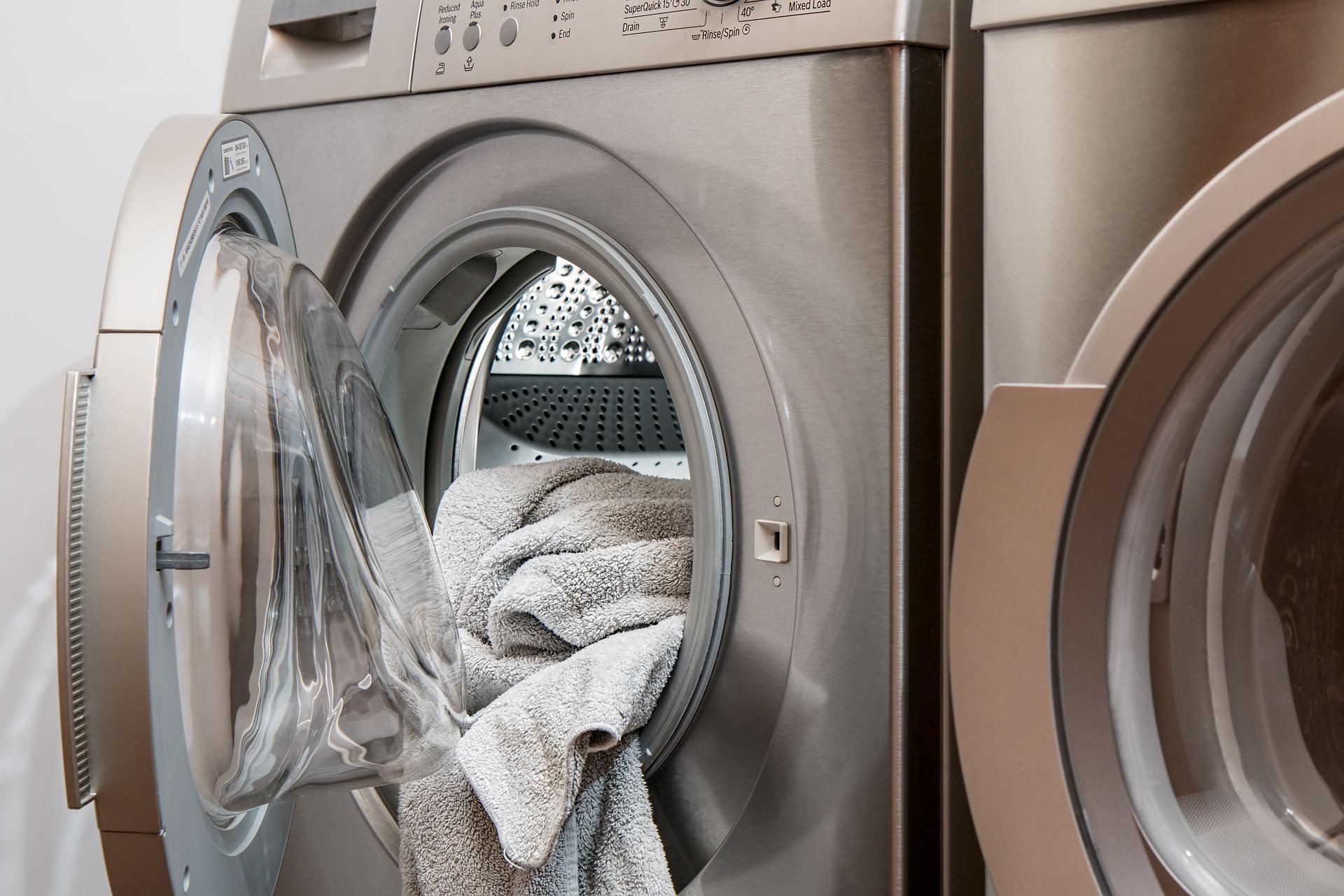 Llenar la lavadora al completo es un truco para ahorrar en la factura del agua. Pixabay