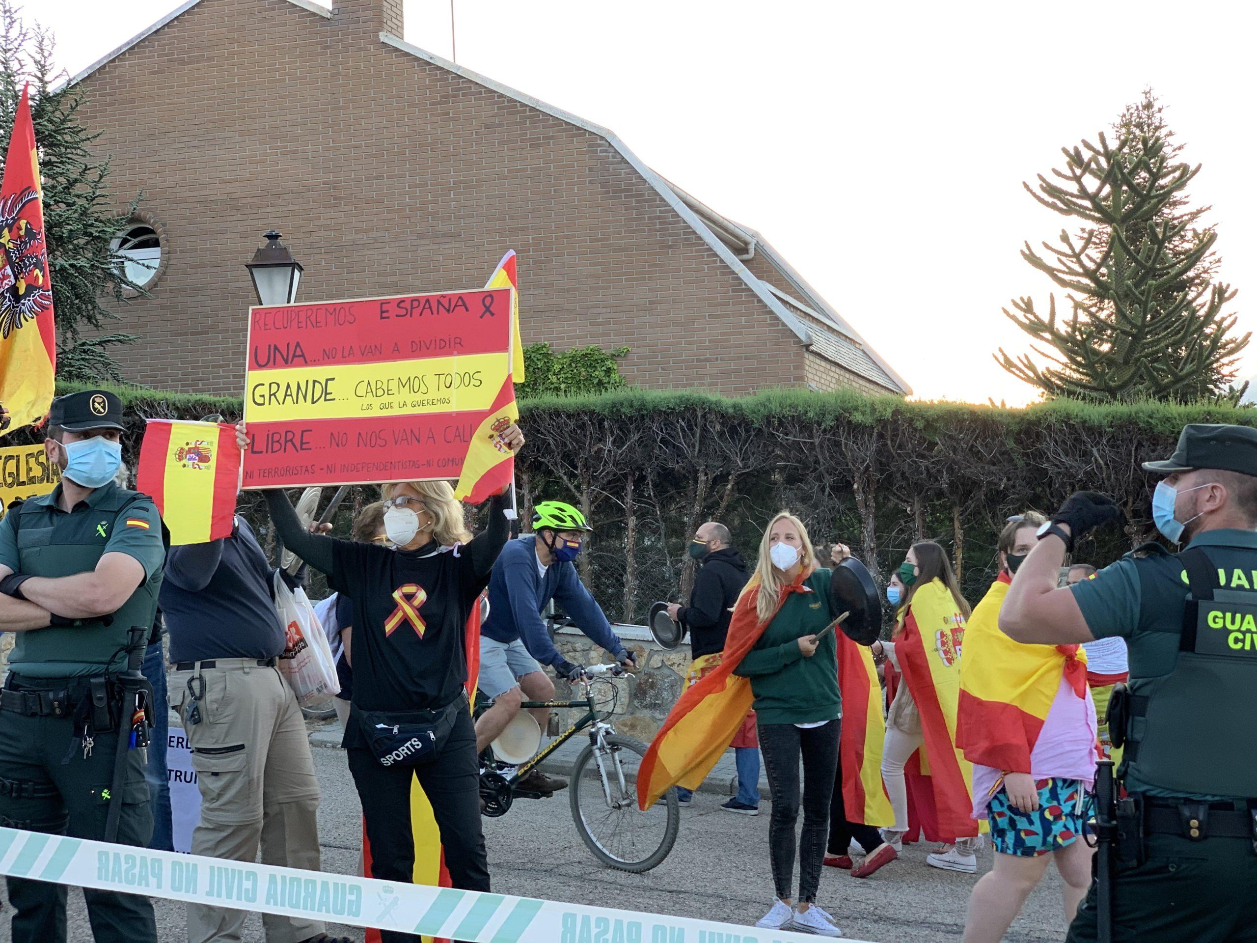 Manifestantes en Galapagar ante el domicilio de Pablo Iglesias e Irene Montero.