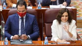 La presidenta de la Comunidad de Madrid, Isabel Díaz Ayuso, saluda al lado del vicepresidente de la Comunidad de Madrid, Ignacio Aguado, durante una sesión plenaria en la Asamblea de Madrid