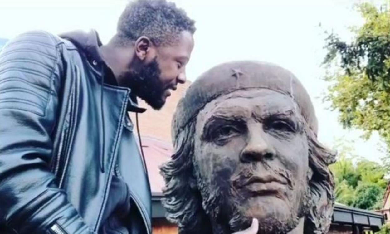 Bertrand Ndongo ante el busto del Che en Leganés