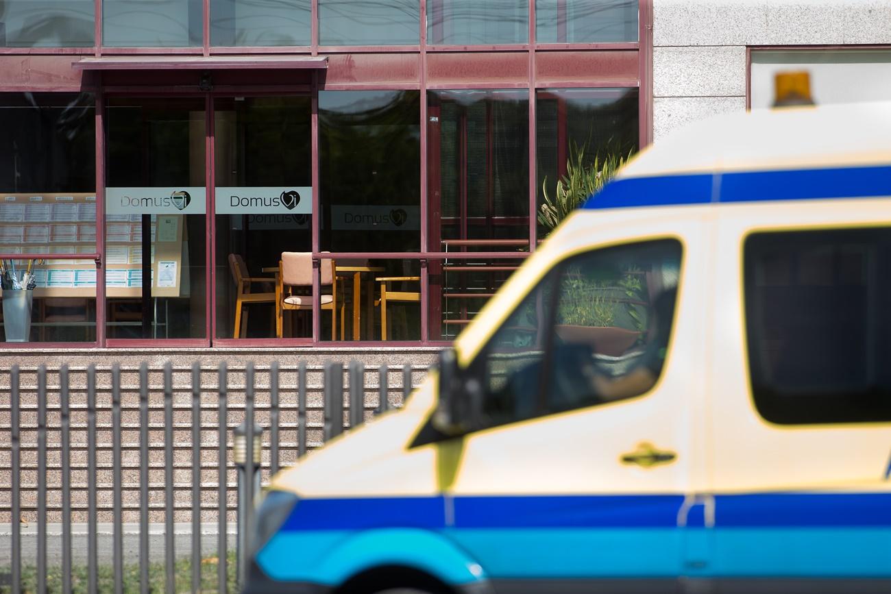 Una ambulancia aparcada a principios del mes de septiembre ante la residencia de Outeiro de Rei que tuvo que ser intervenida por la Xunta (Foto: Europa Press).