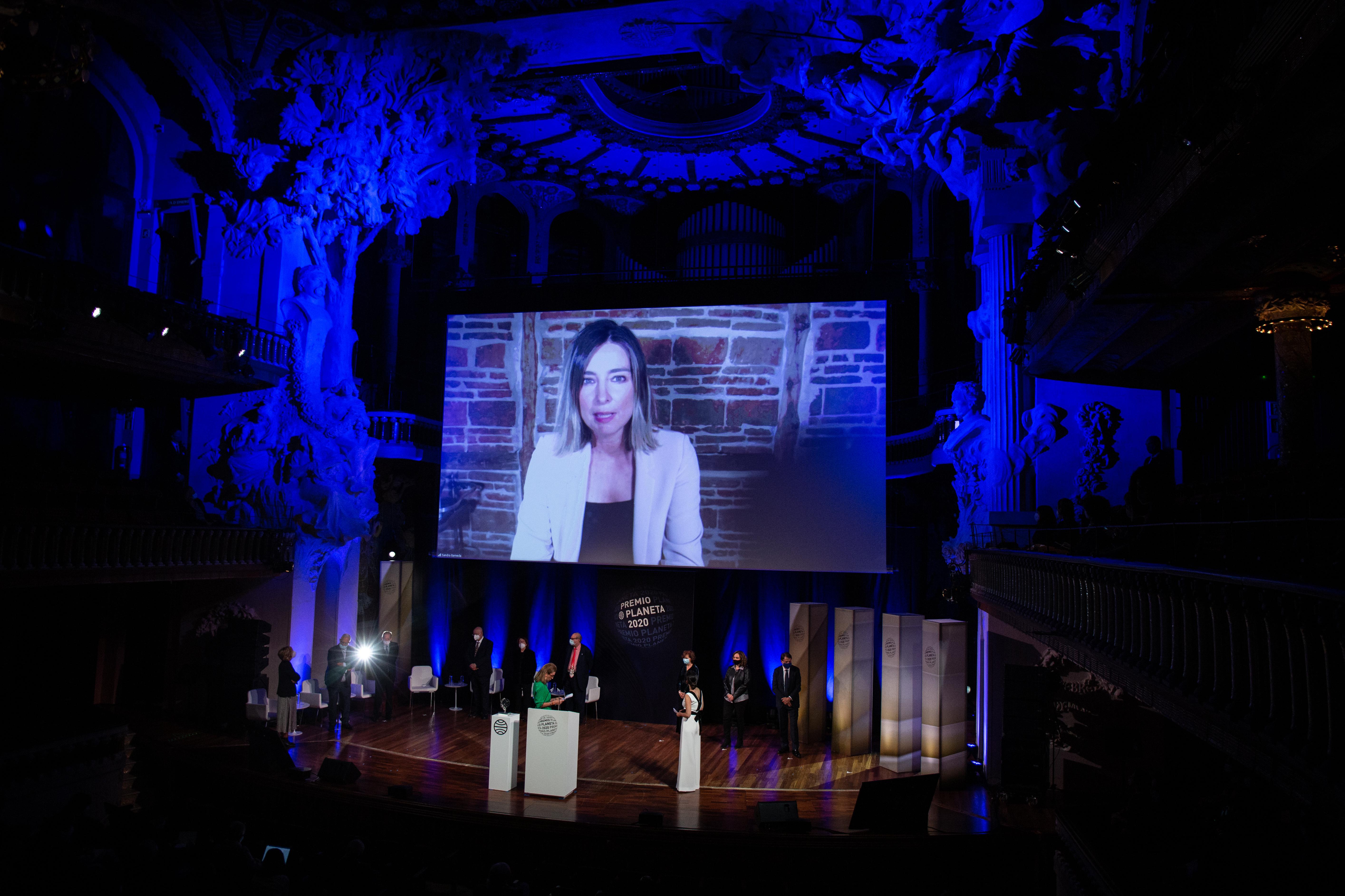 La escritora Sandra Barneda, finalista del Premio Planeta 2020 por su novela 'Un océano para llegar a ti', atiende de forma telemática la ceremonia de entrega del Premio Planeta de Novela 2020