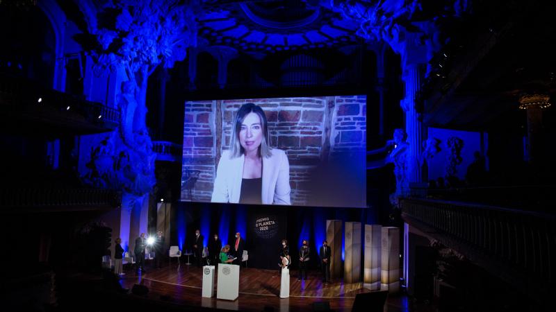 La escritora Sandra Barneda, finalista del Premio Planeta 2020 por su novela 'Un océano para llegar a ti', atiende de forma telemática la ceremonia de entrega del Premio Planeta de Novela 2020
