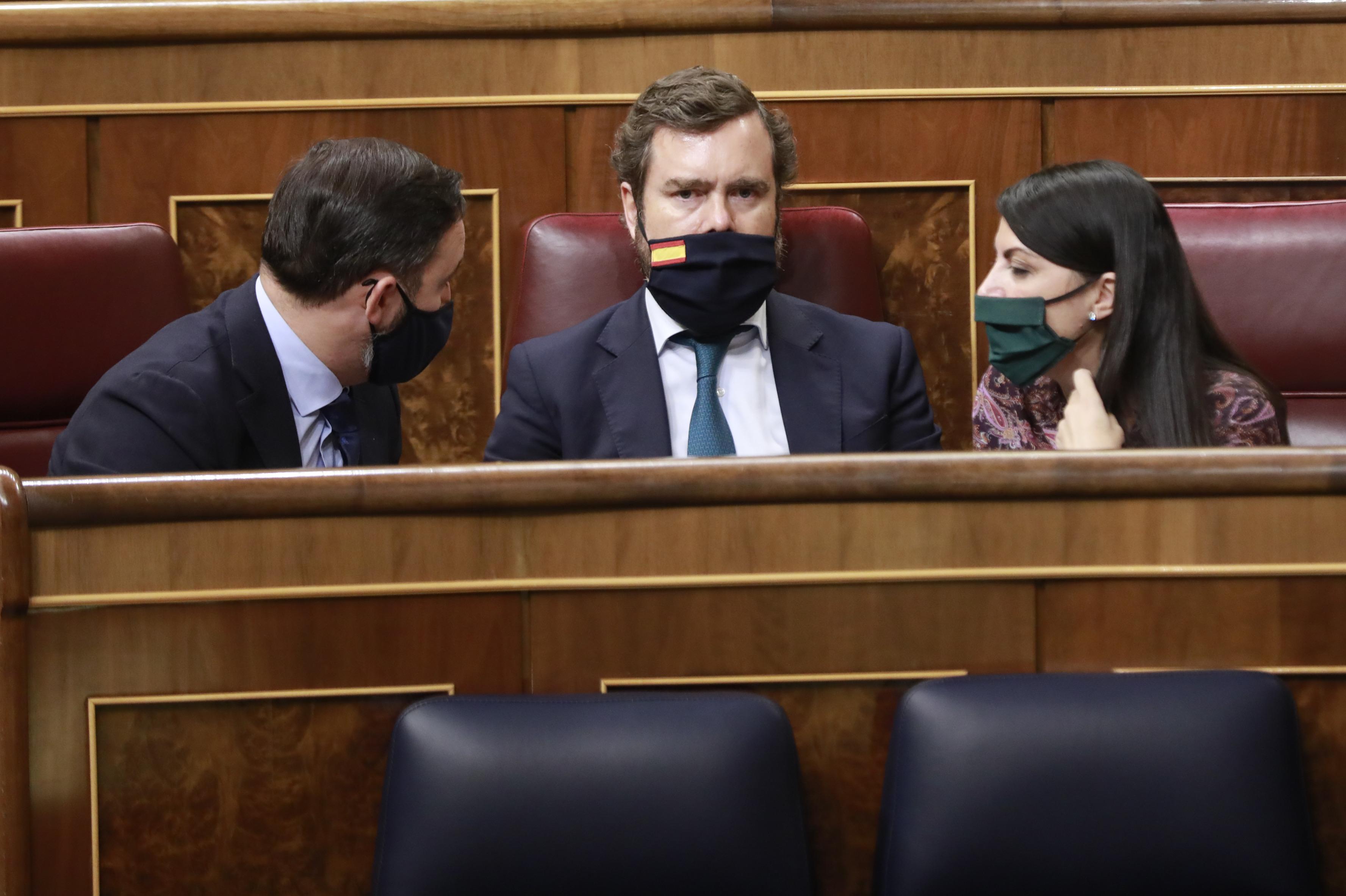  El presidente de VOX, Santiago Abascal; el portavoz de Vox en el Congreso de los Diputados, Iván Espinosa de los Monteros; y la diputada de VOX, Macarena Olona