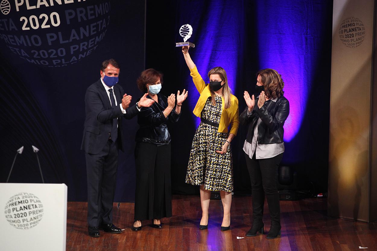 José Crehueras, Carmen Calvo y Ada Colau han acompañado a Eva Sáenz de Urturi al recibir el Premio Planeta 2020