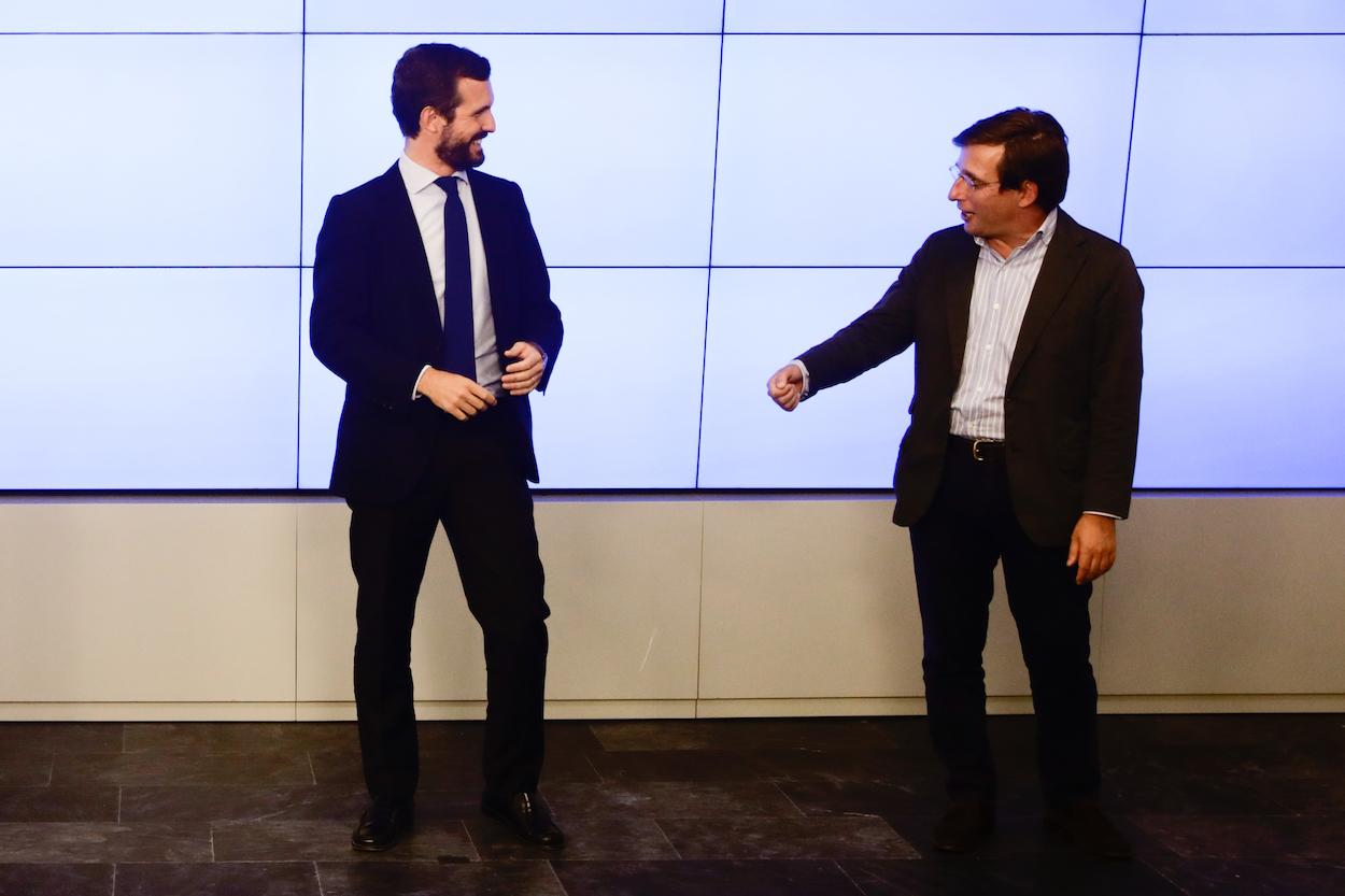 El presidente del PP, Pablo Casado, y el alcalde de Madrid y nuevo portavoz nacional del PP, José Luis Martínez Almeida, durante la reunión de la Junta Directiva Nacional del Partido Popular