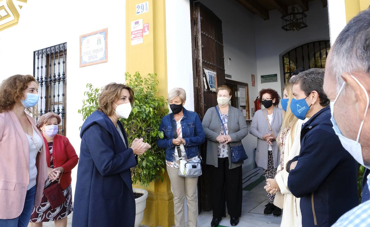 Susana Díaz, en un encuentro con mujeres en Aznalcázar.