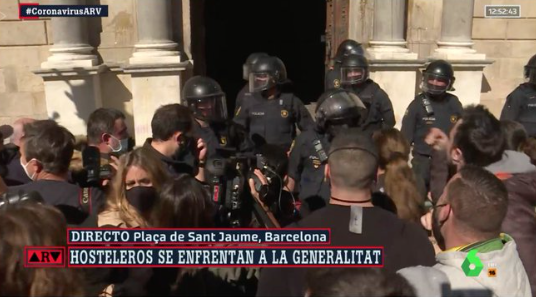 Manifestantes en la plaza de Sant Jaume. LaSexta