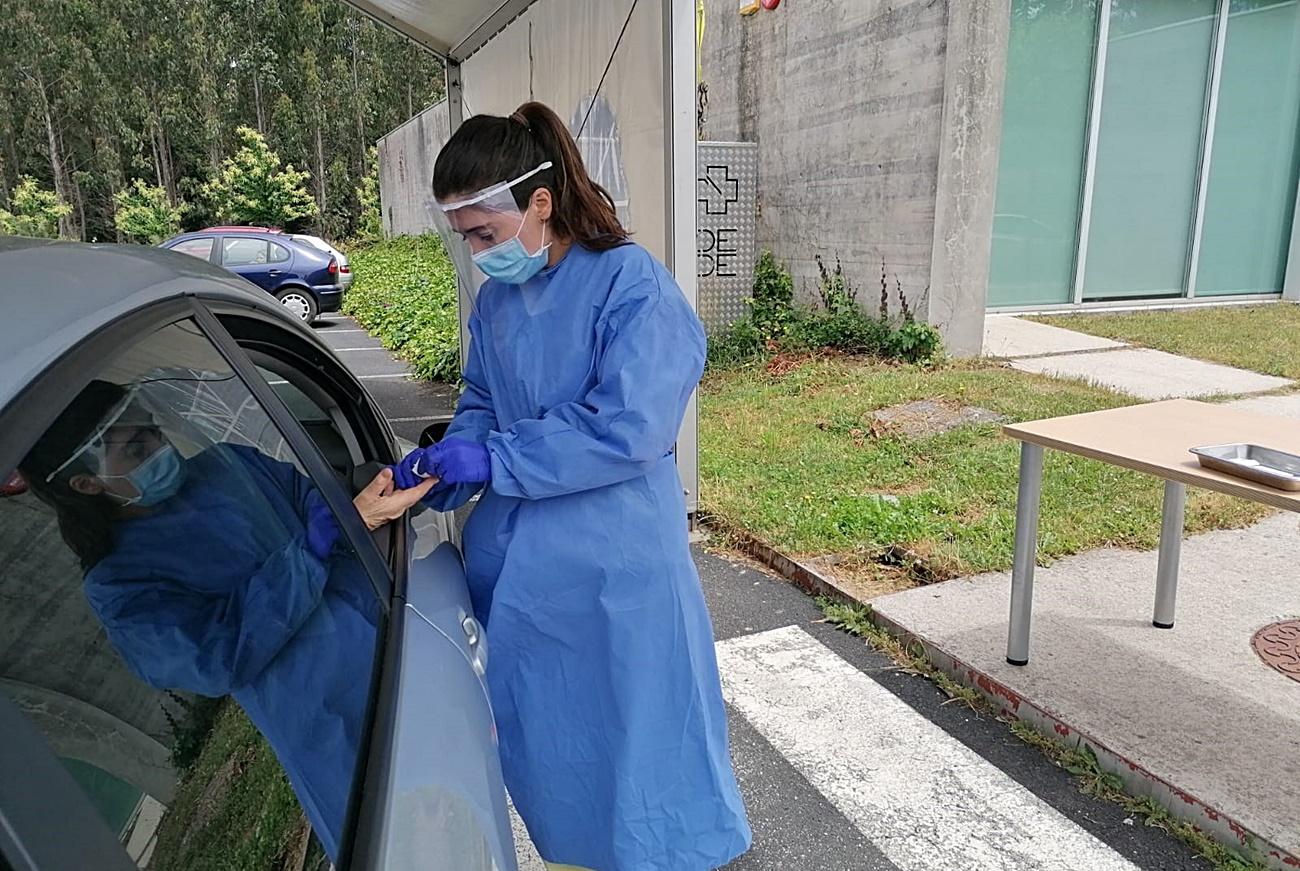 Hace unos días la oposición en el Parlamento gallego pidió explicaciones sobre los test serológicos anunciados a bombo y platillo (Foto: Europa Press).