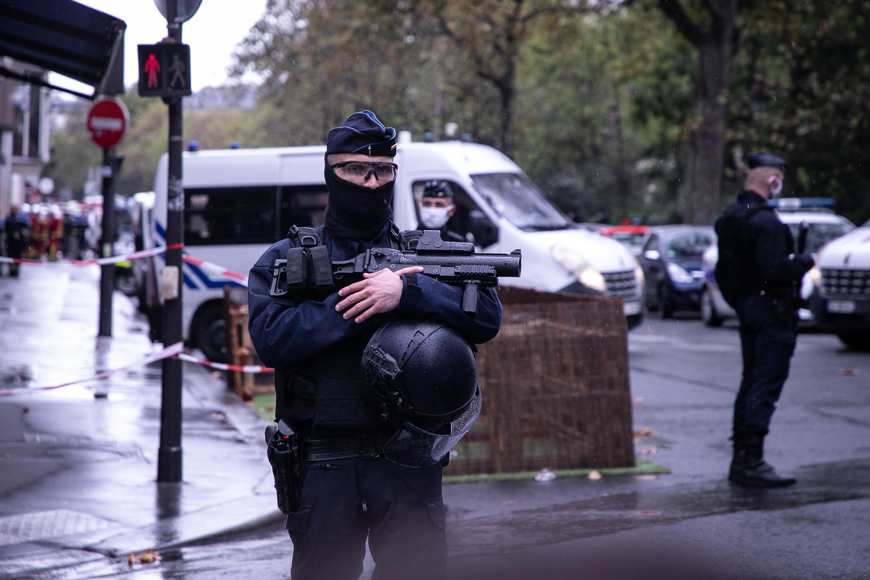 Abaten en Francia a un terrorista que había decapitado a un profesor por mostrar caricaturas de Mahoma