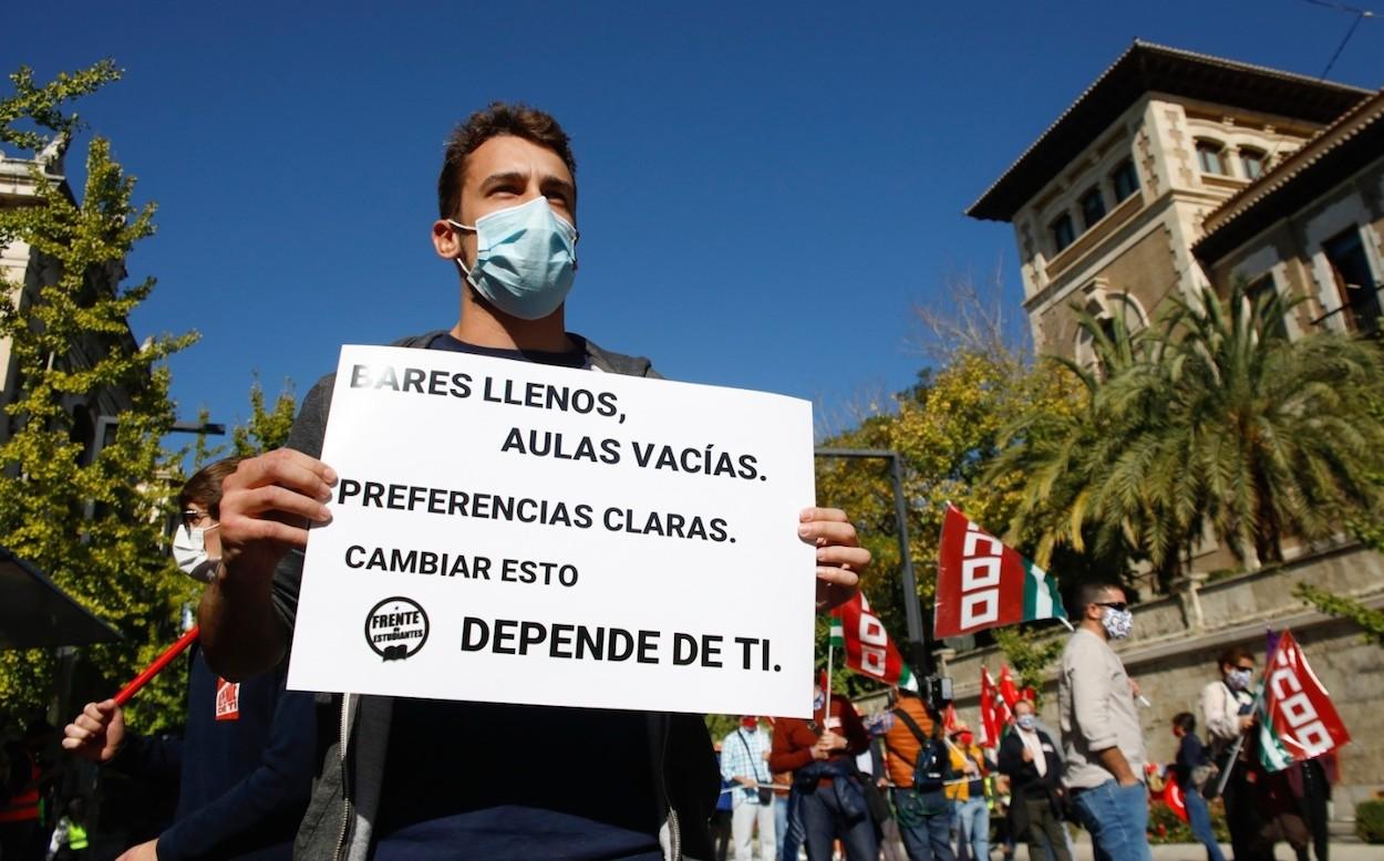 Cabecera de la manifestación contra la suspensión de las clases presenciales en la UGR. ÁLEZ CÁMARA EP