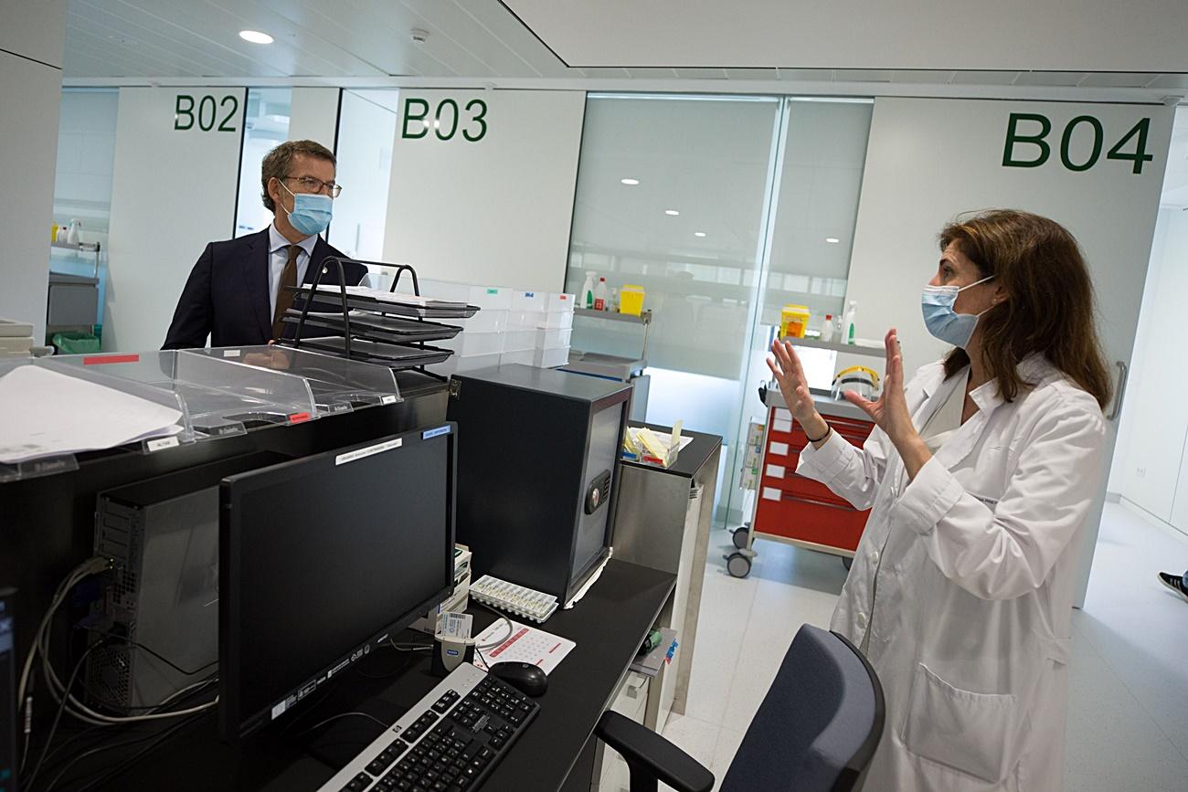 Feijóo, en la imagen durante una visita esta semana a un centro hospitalario, aseguró que la app gallega complementa a la estatal (Foto: Europa Press).